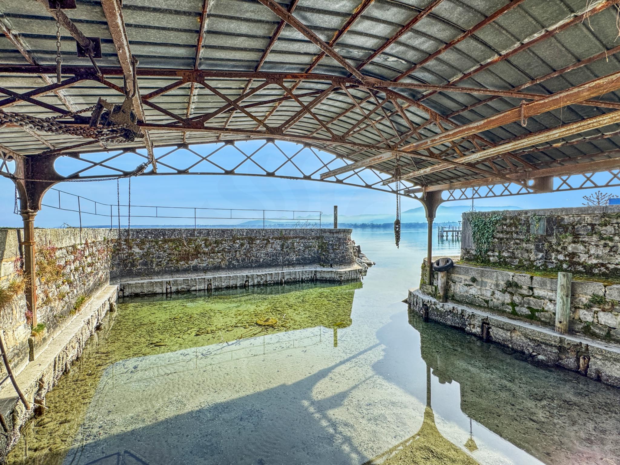 Historischer Bootsschuppen am Wasser