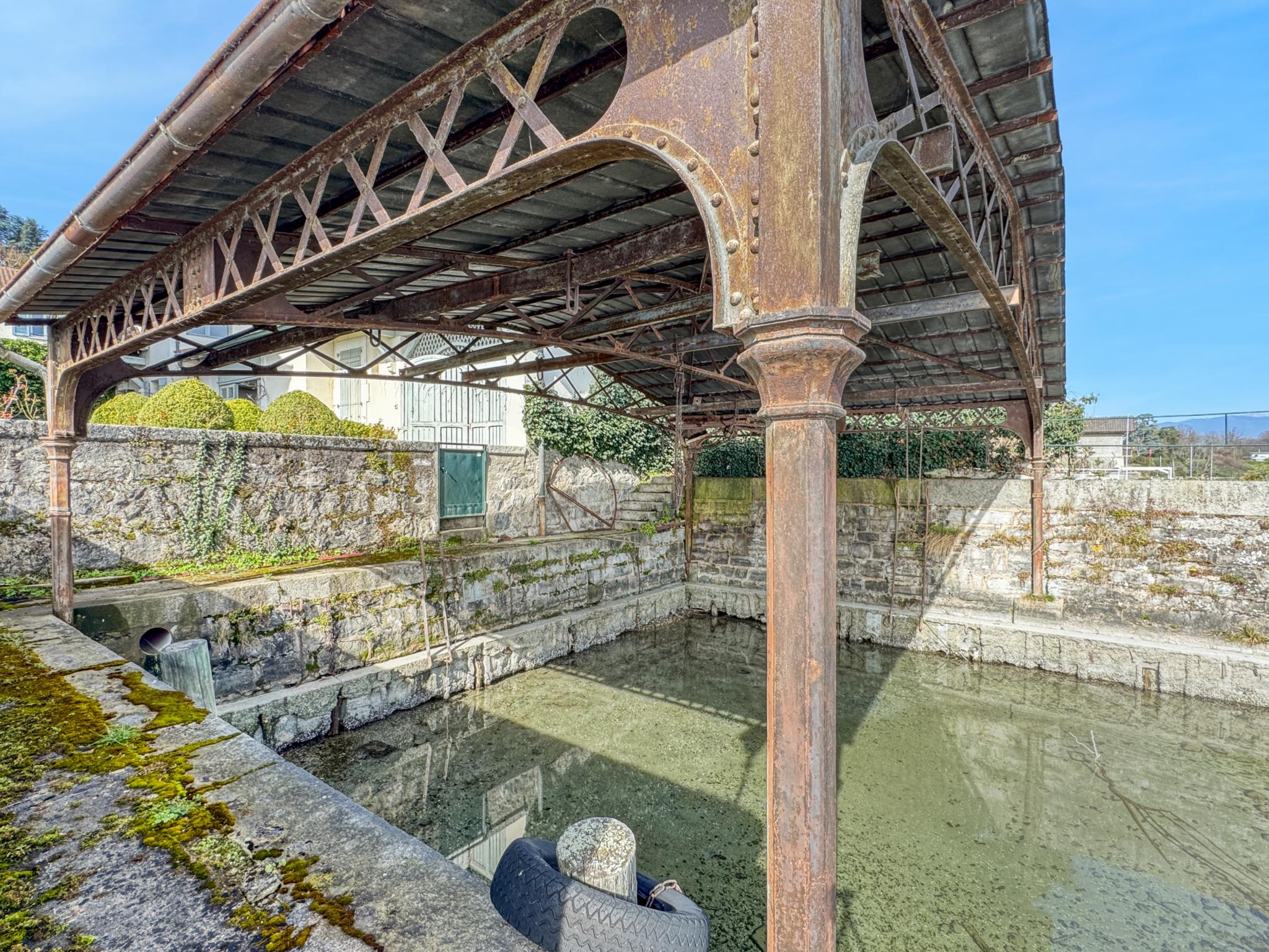 Historisches Hafen- oder Wasserbecken mit Stahlüberdachung