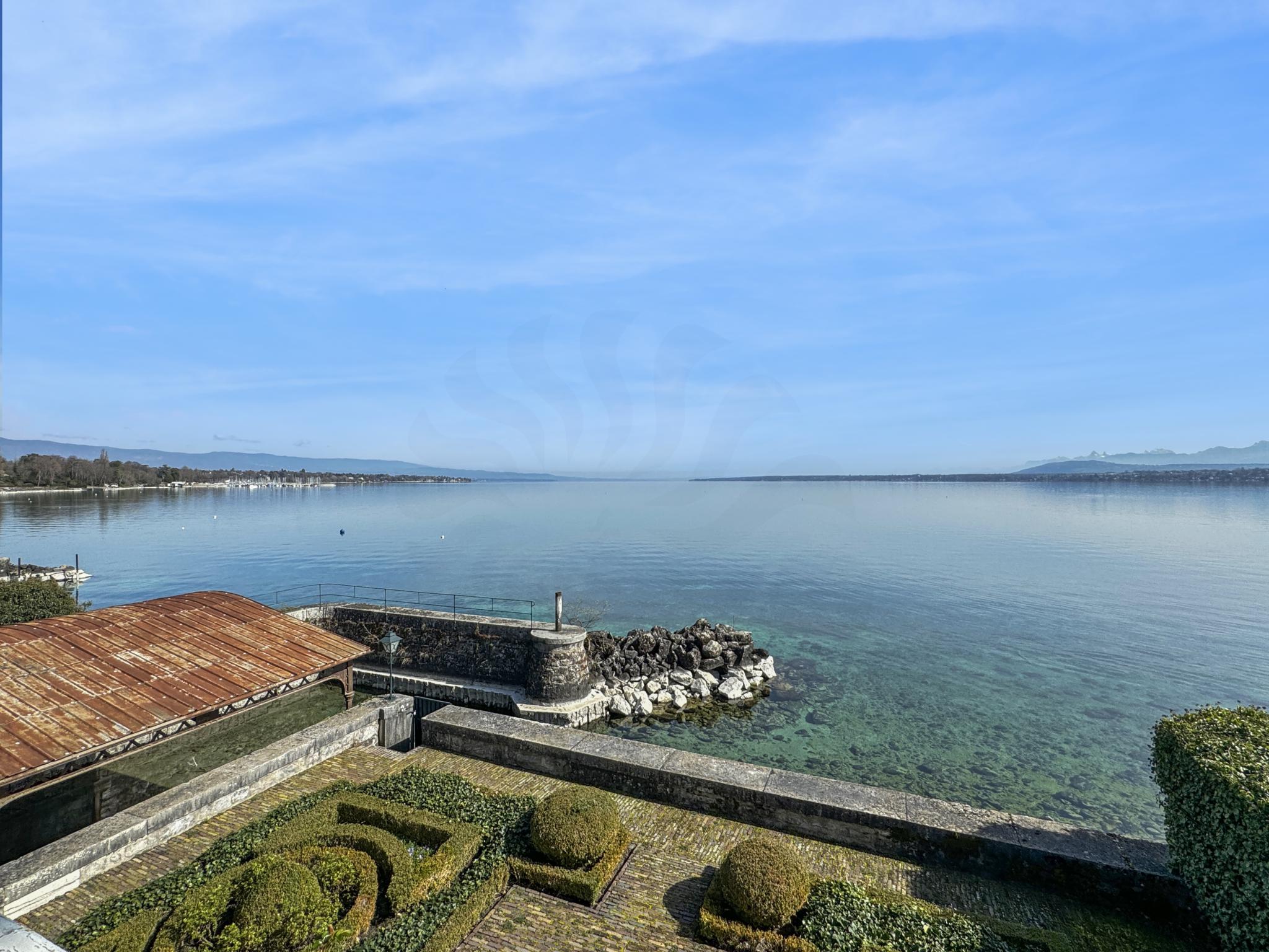 Küstengrundstück mit Meerblick