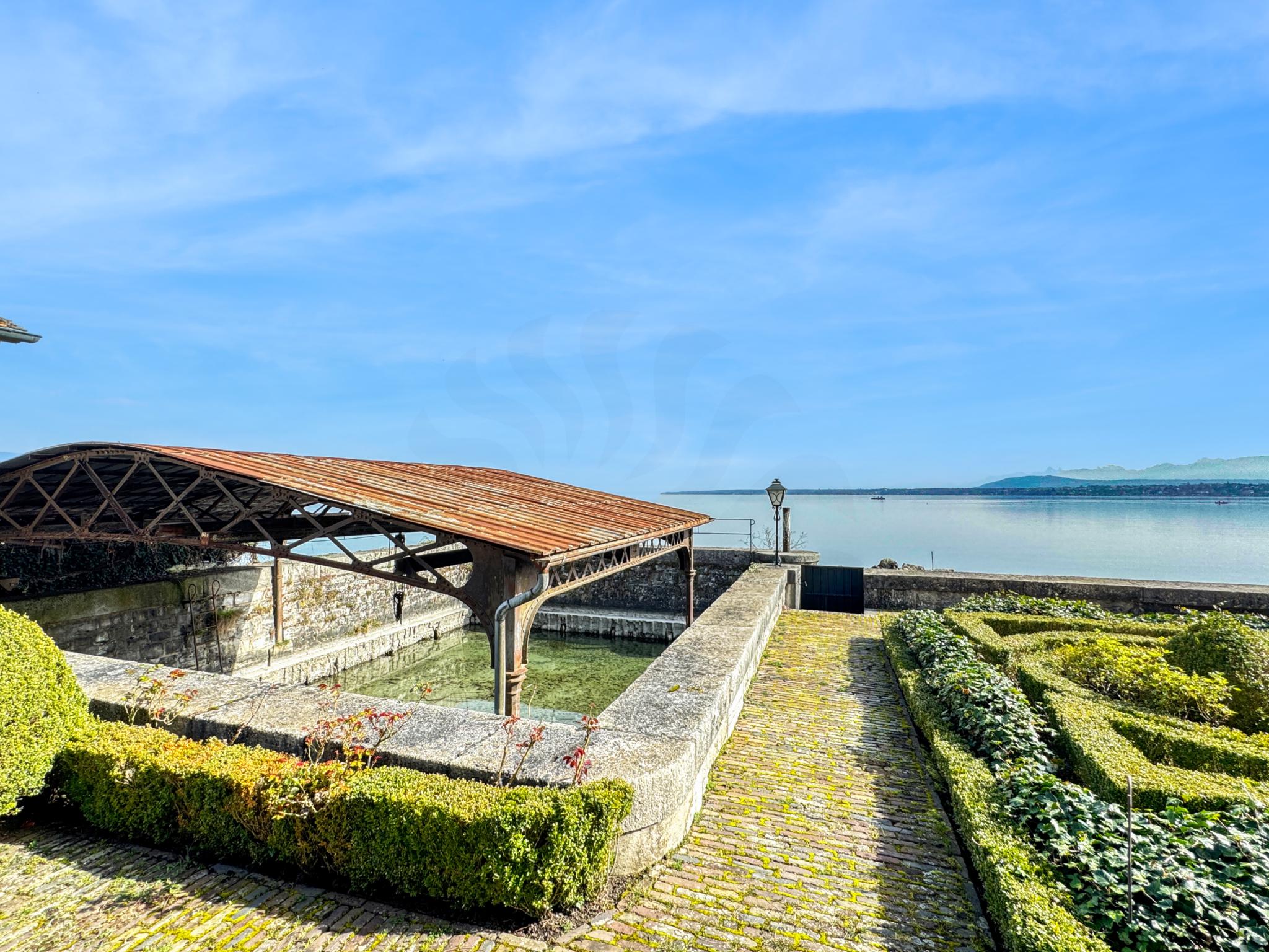 Seeblick mit Uferanlage und Bootshaus
