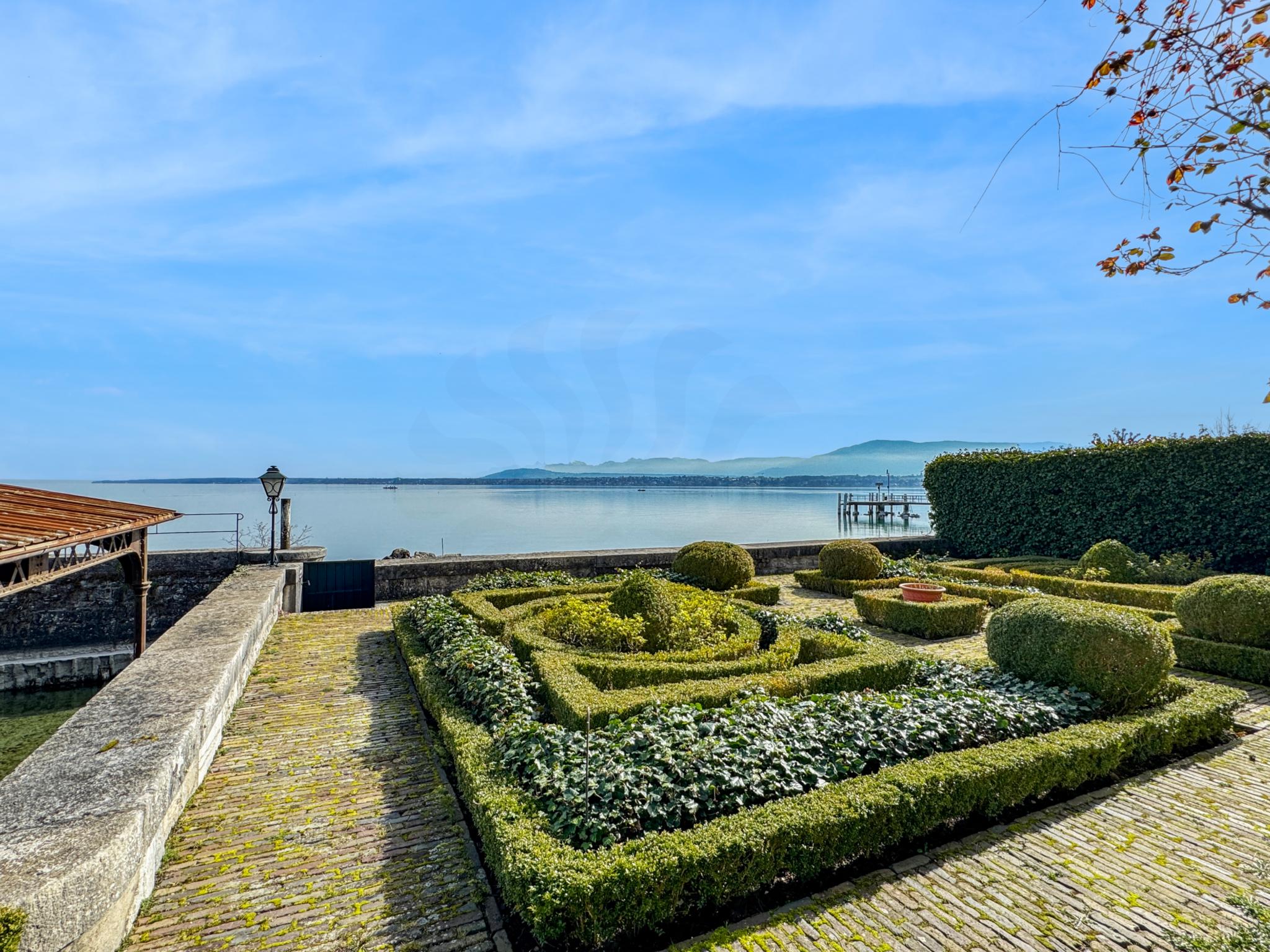 Meerblick mit formaler Gartenanlage