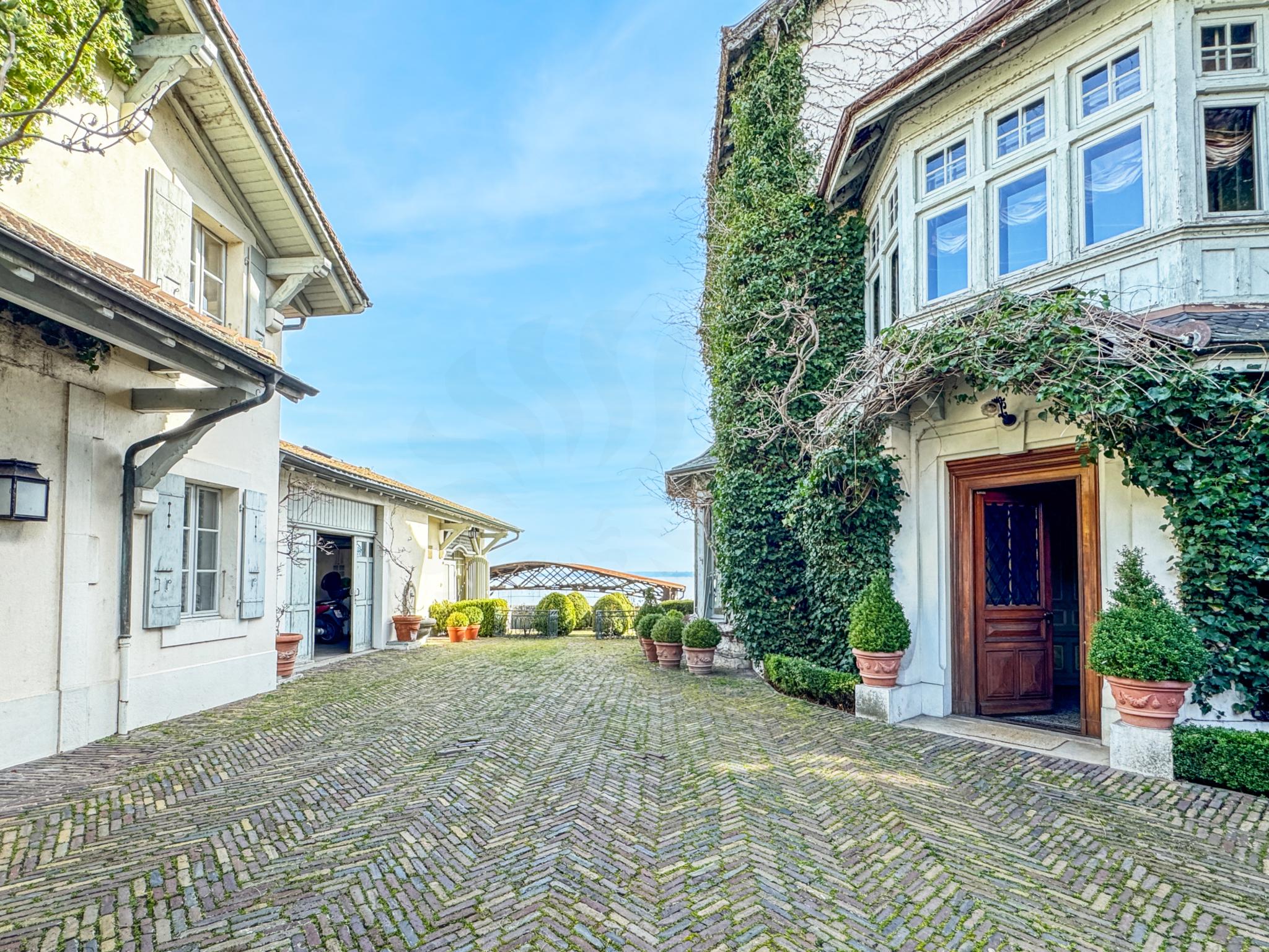 Historischer Innenhof mit mediterranem Flair
