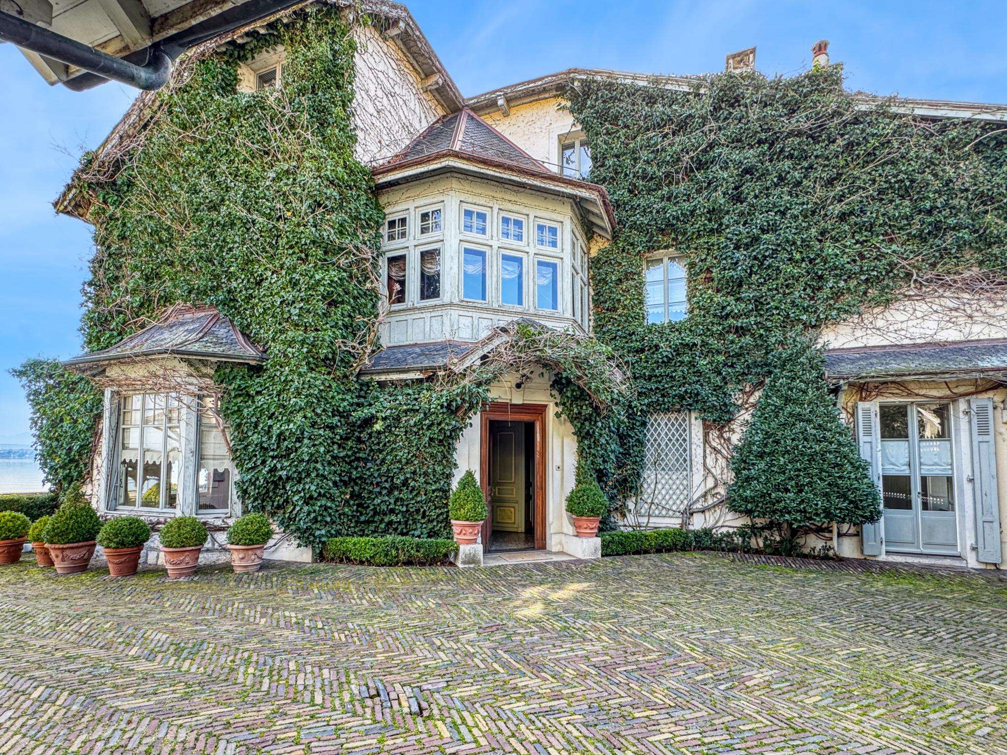 Historische Villa mit Efeufassade