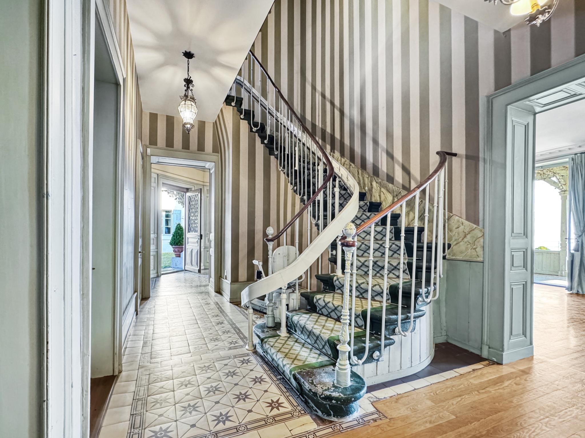 Historischer Eingangsbereich mit geschwungener Treppe