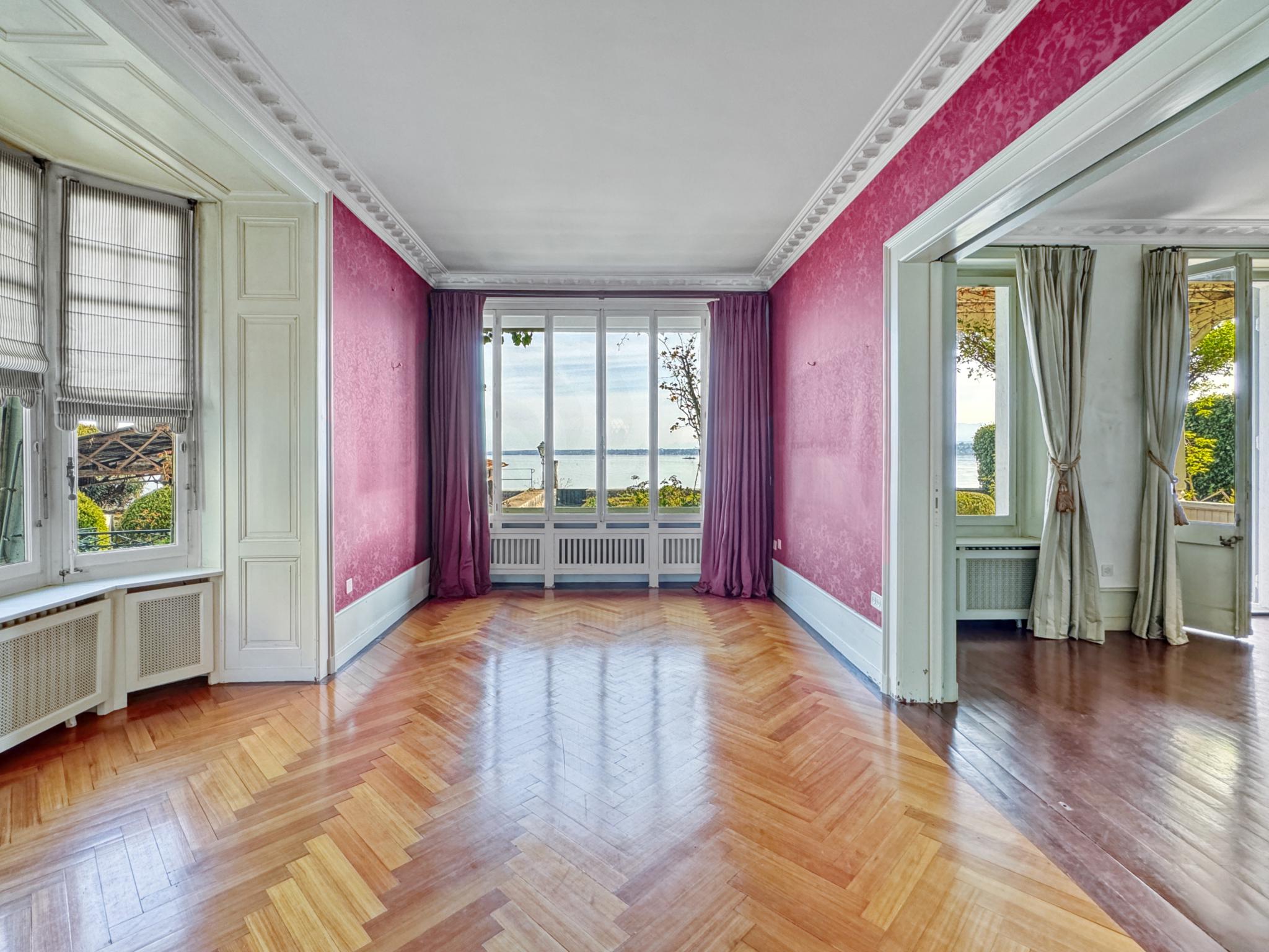 Eleganter Wohnraum mit Meerblick