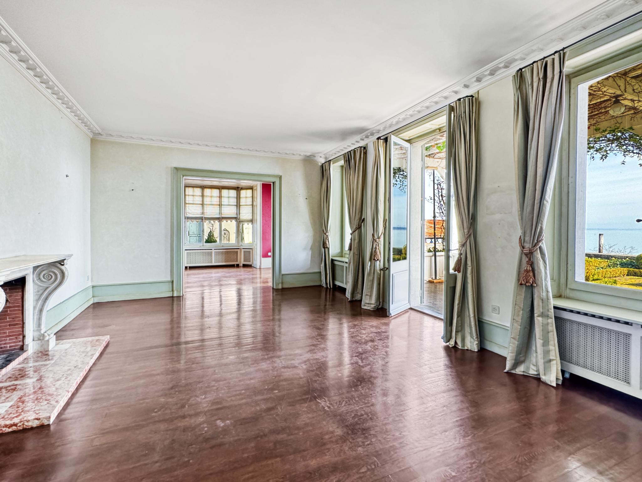 Heller leerer Wohnraum mit Blick auf das Meer