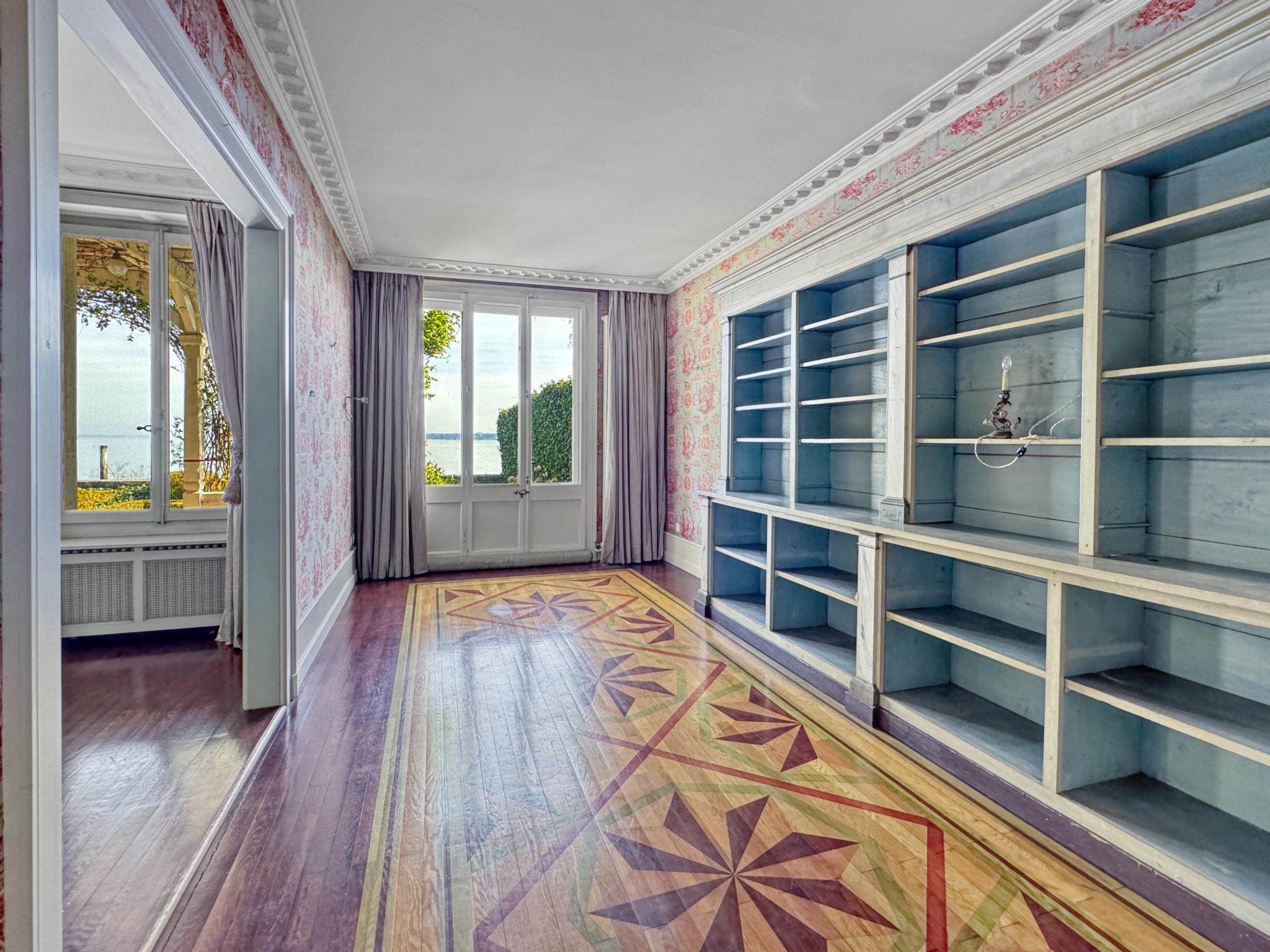 Eleganter Raum mit Seeblick und Einbauregalen