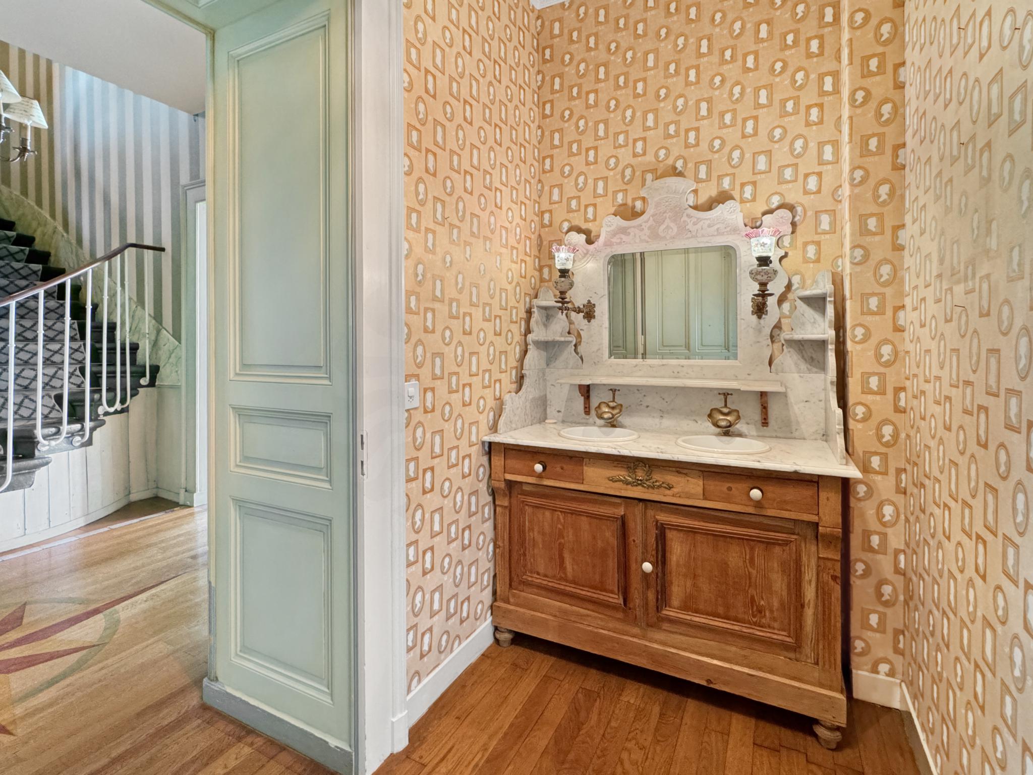 Klassisches Badezimmer mit dekorativem Waschtisch