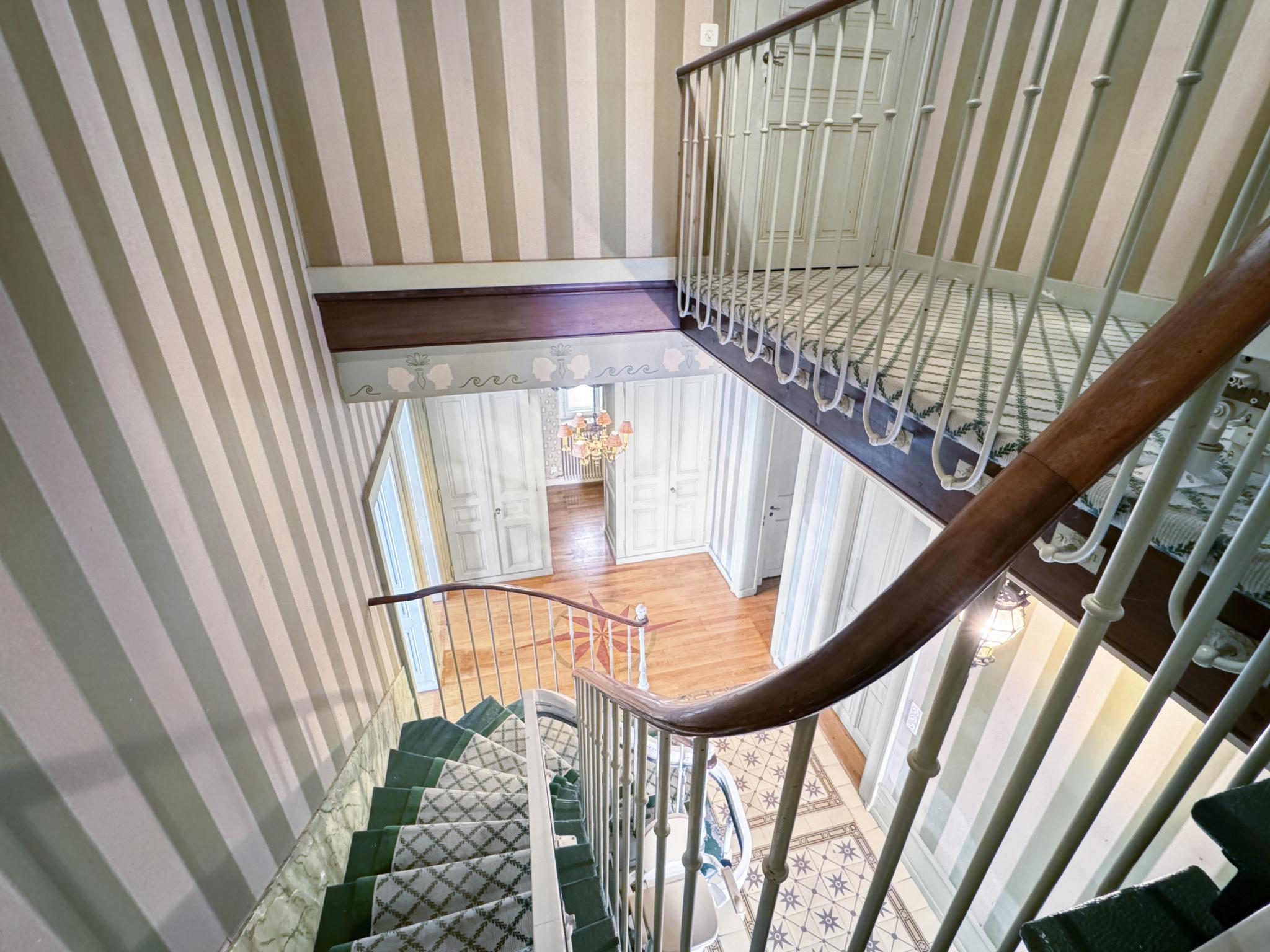 Treppenhaus mit Blick ins Erdgeschoss