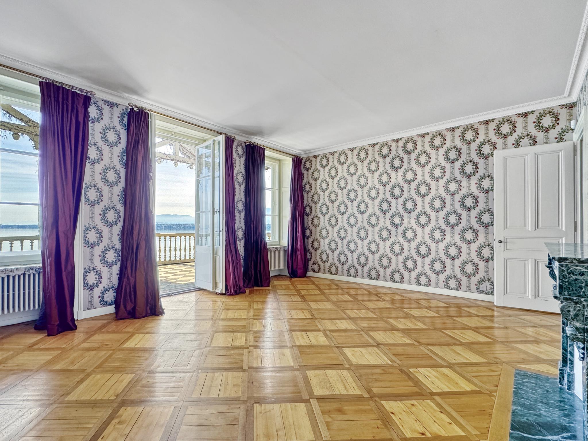 Eleganter historischer Salon mit Seeblick