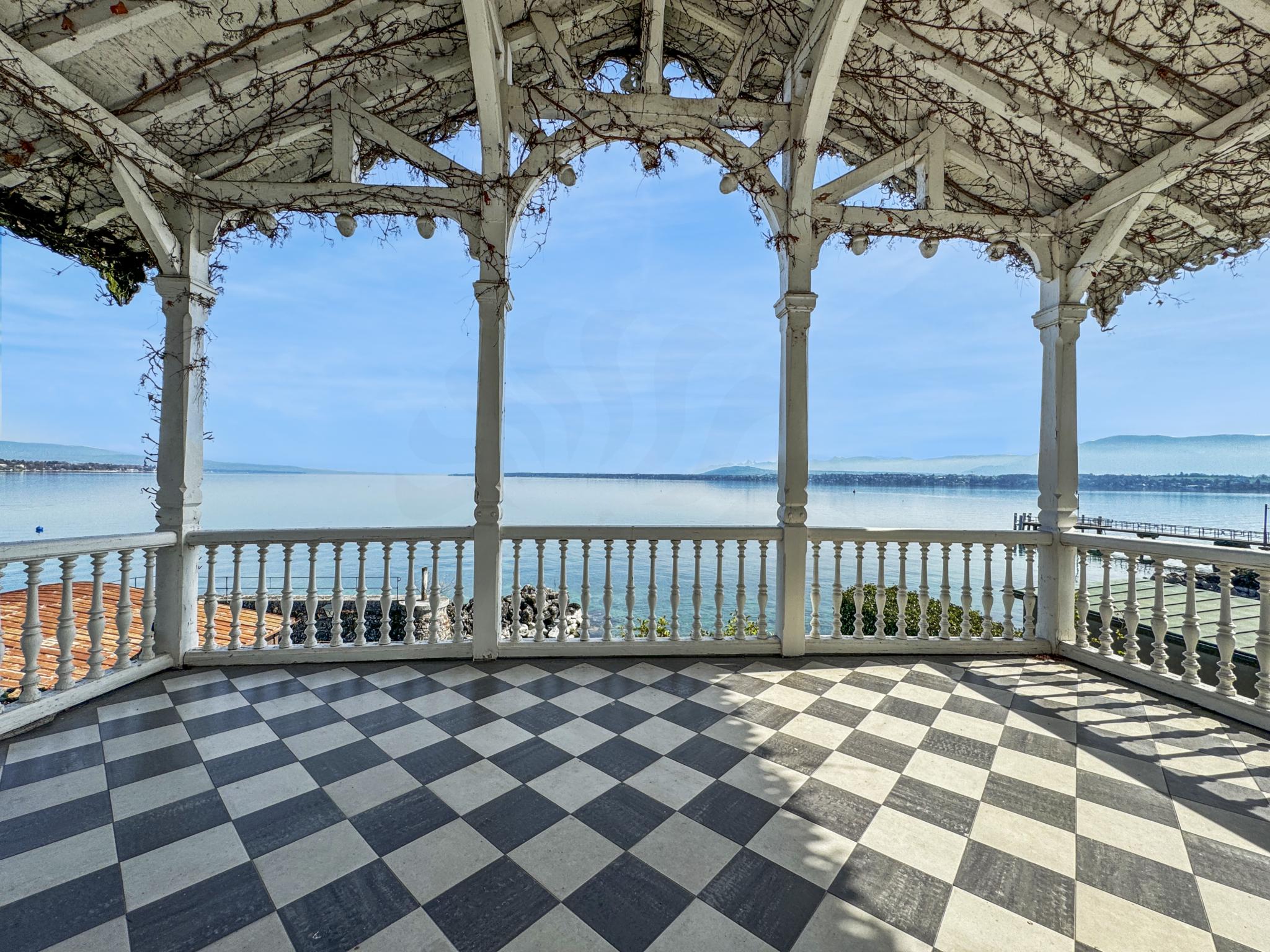 Überdachte Terrasse mit Meerblick