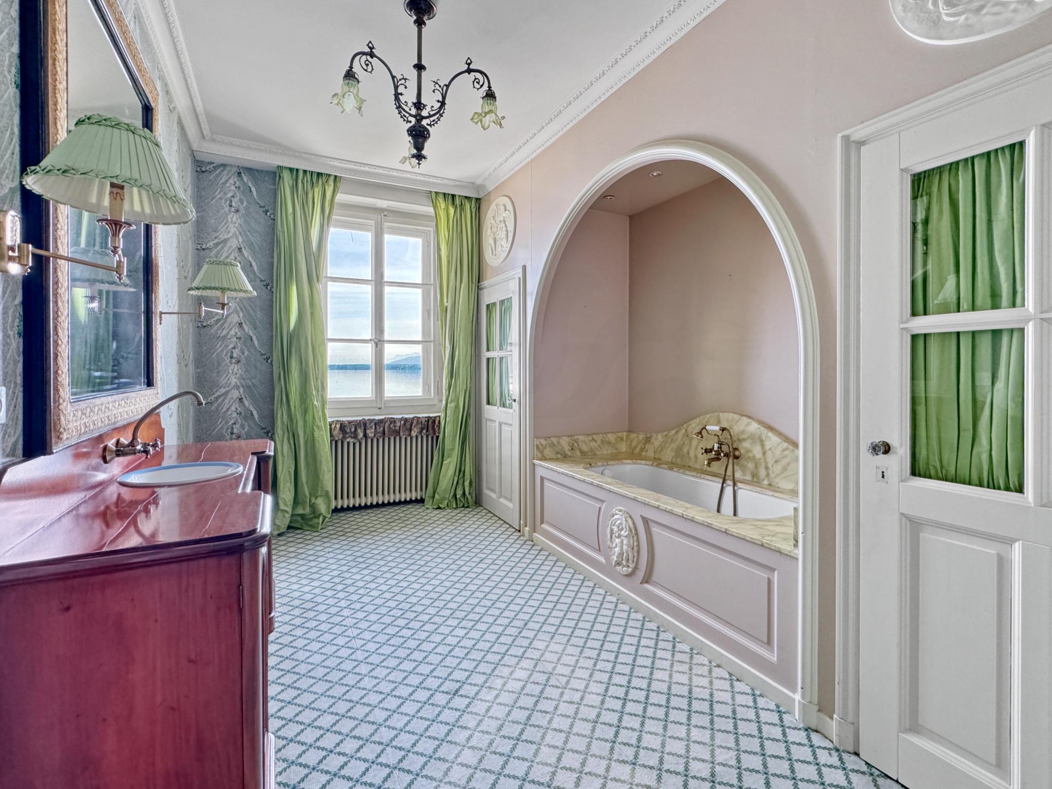Elegantes Bad mit Meerblick