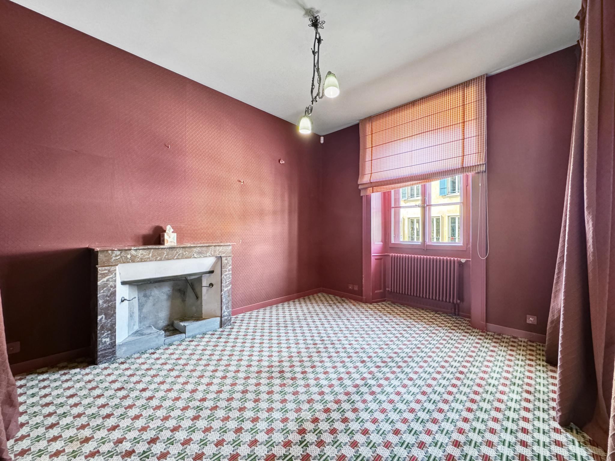 Wohnzimmer mit Kamin und Fenster