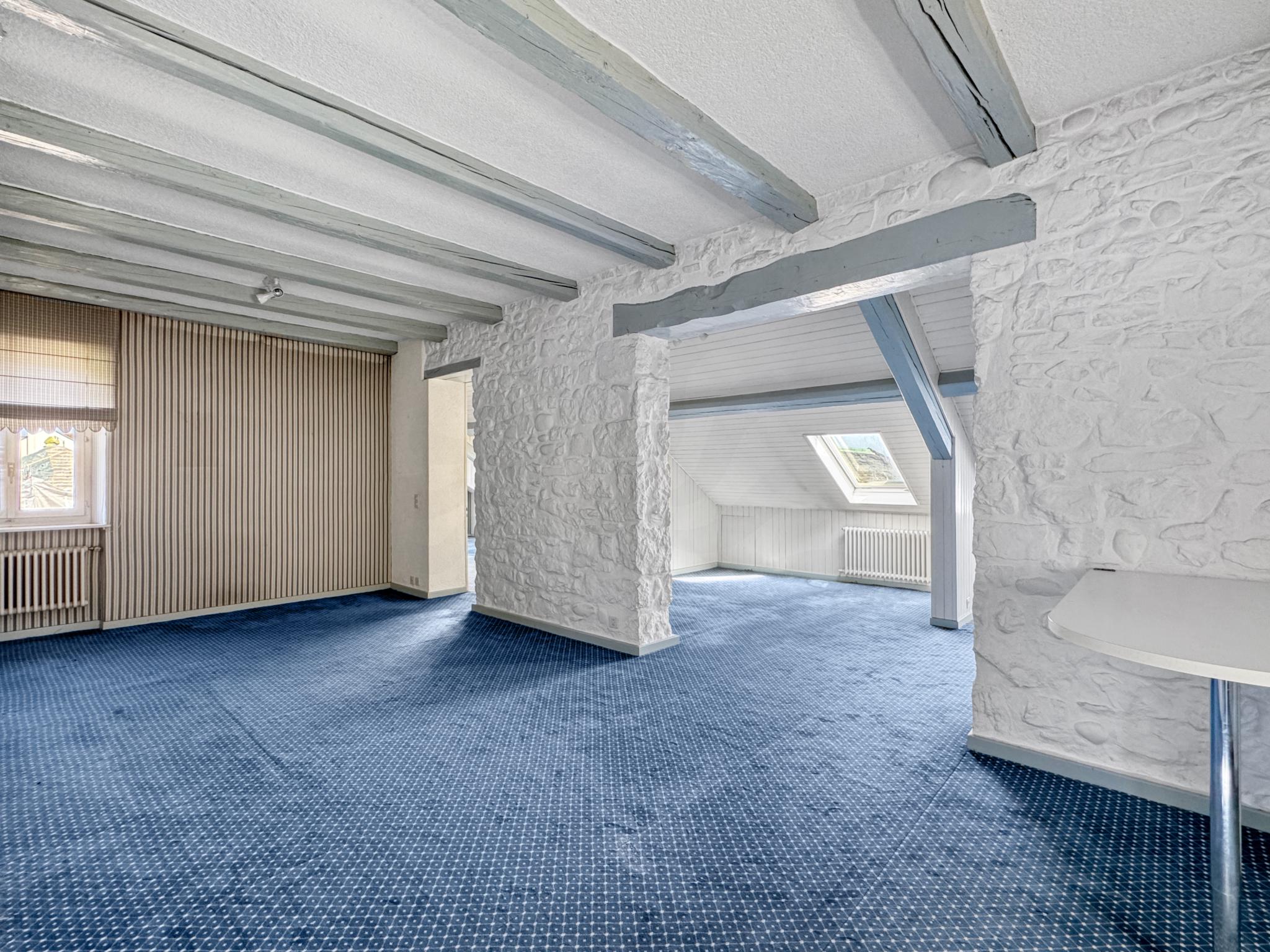 Ausgebauter Dachraum mit blauem Teppich