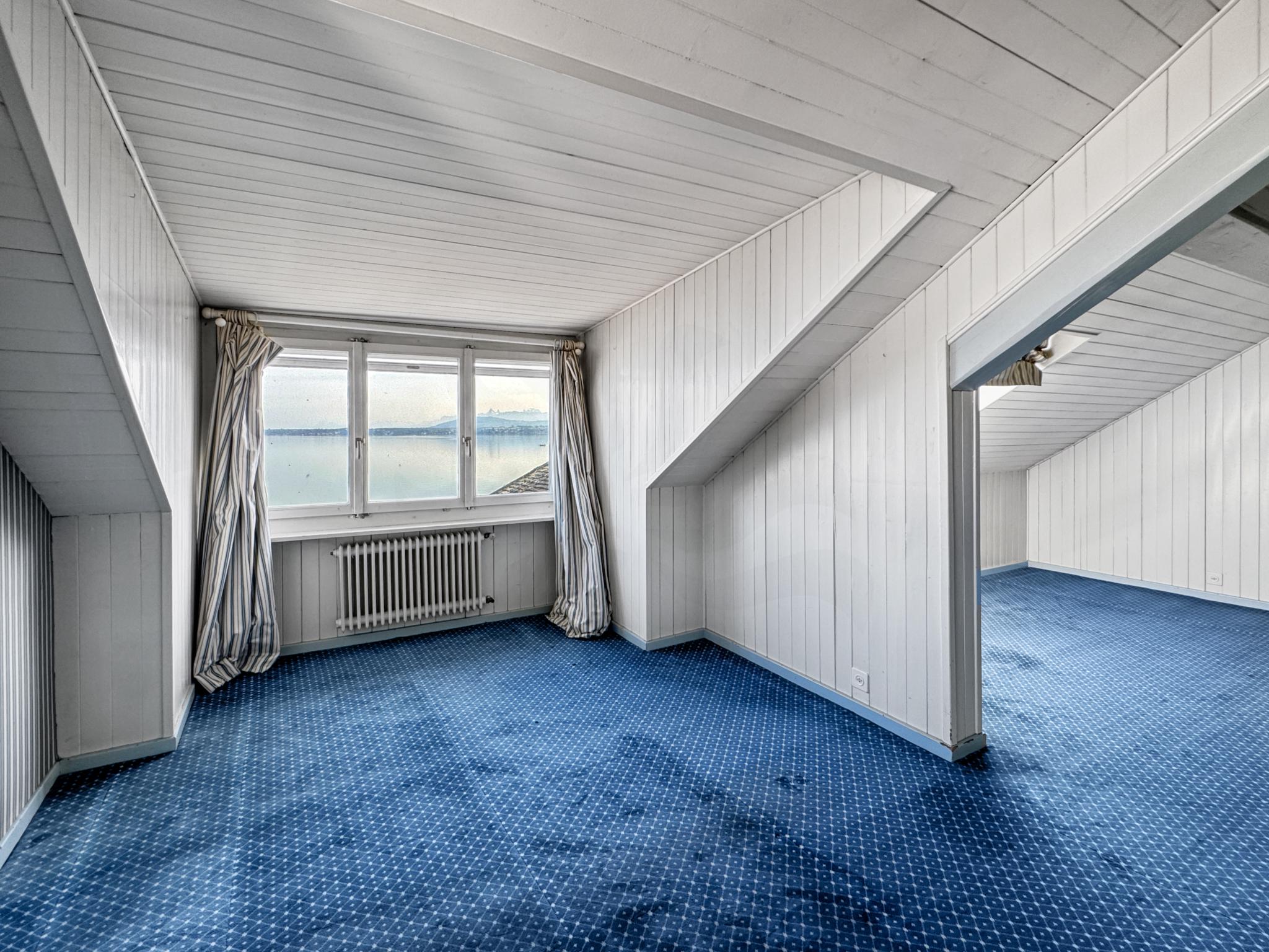Heller Raum mit Seeblick