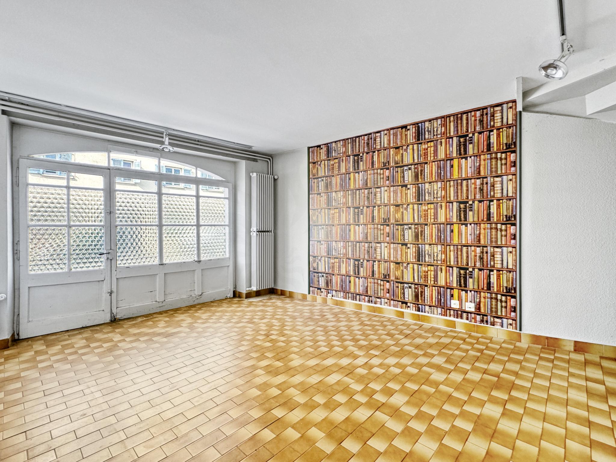 Heller Raum mit Bücherregal-Tapete und großem Fenster