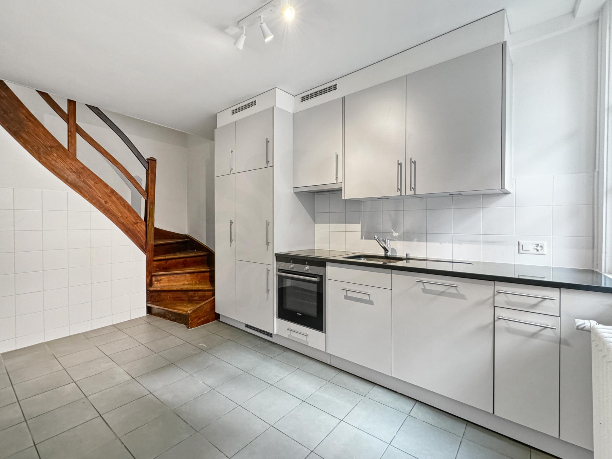 Kleine Küche mit Treppe