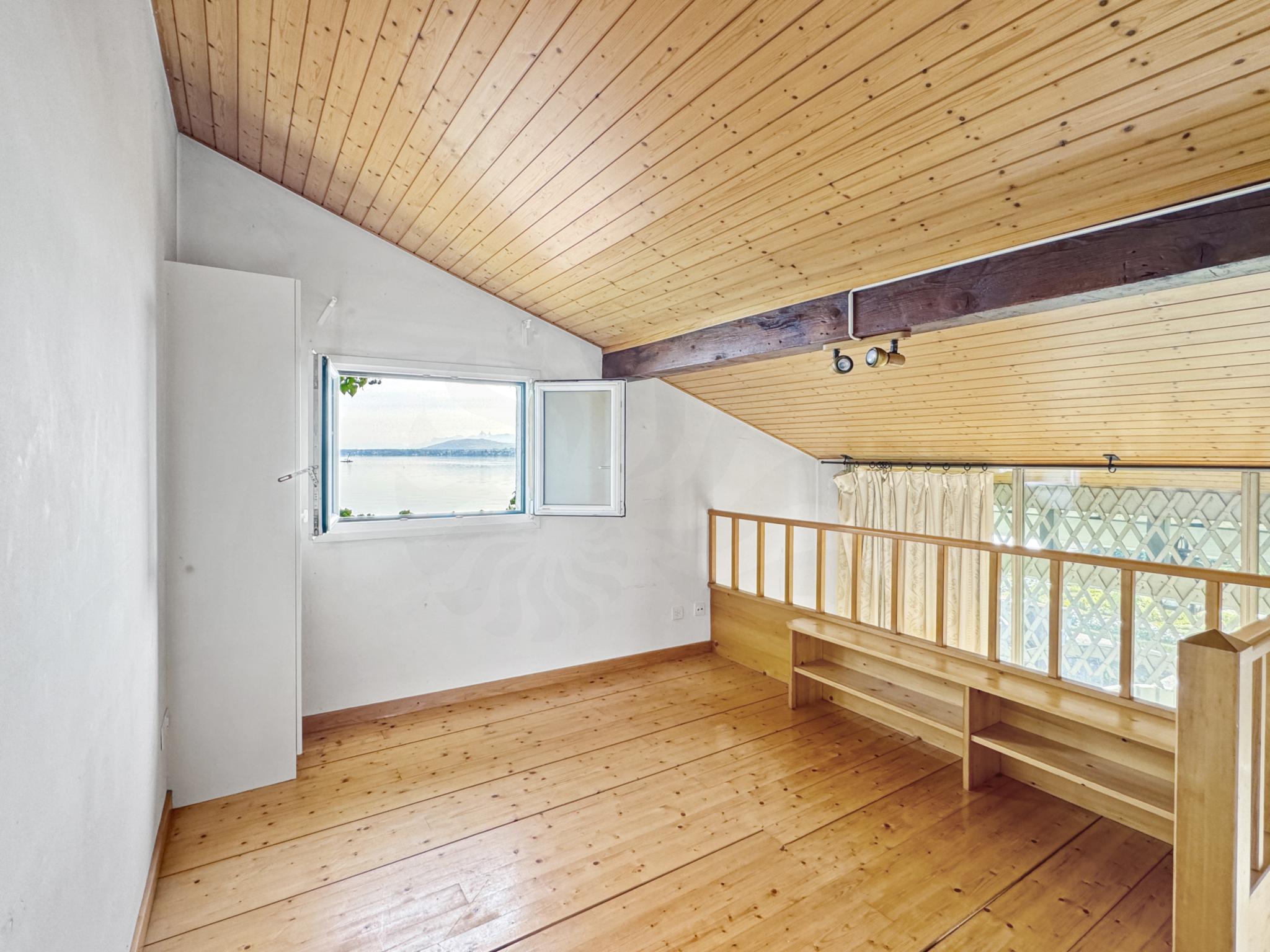 Helles Dachgeschosszimmer mit Seeblick