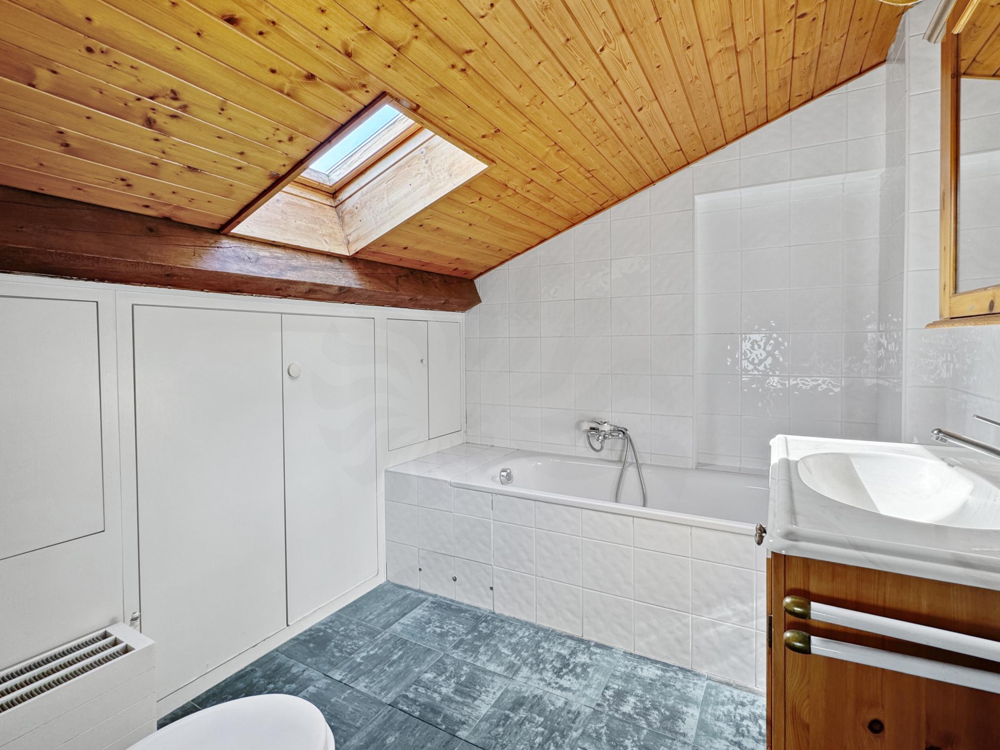 Dachbad mit Badewanne und Dachfenster