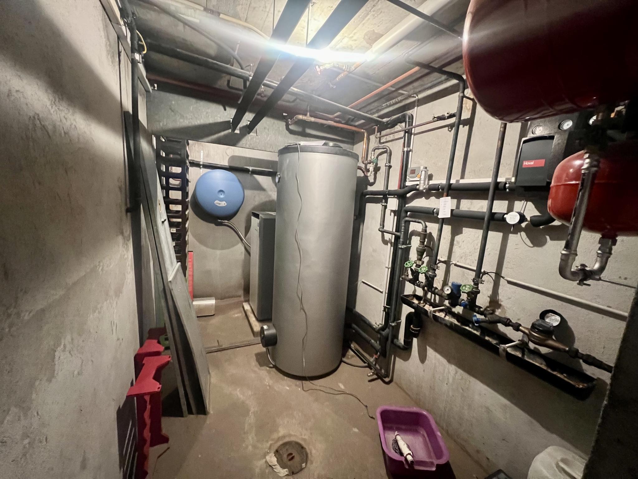 Technikraum mit Heizungs- und Speicheranlage