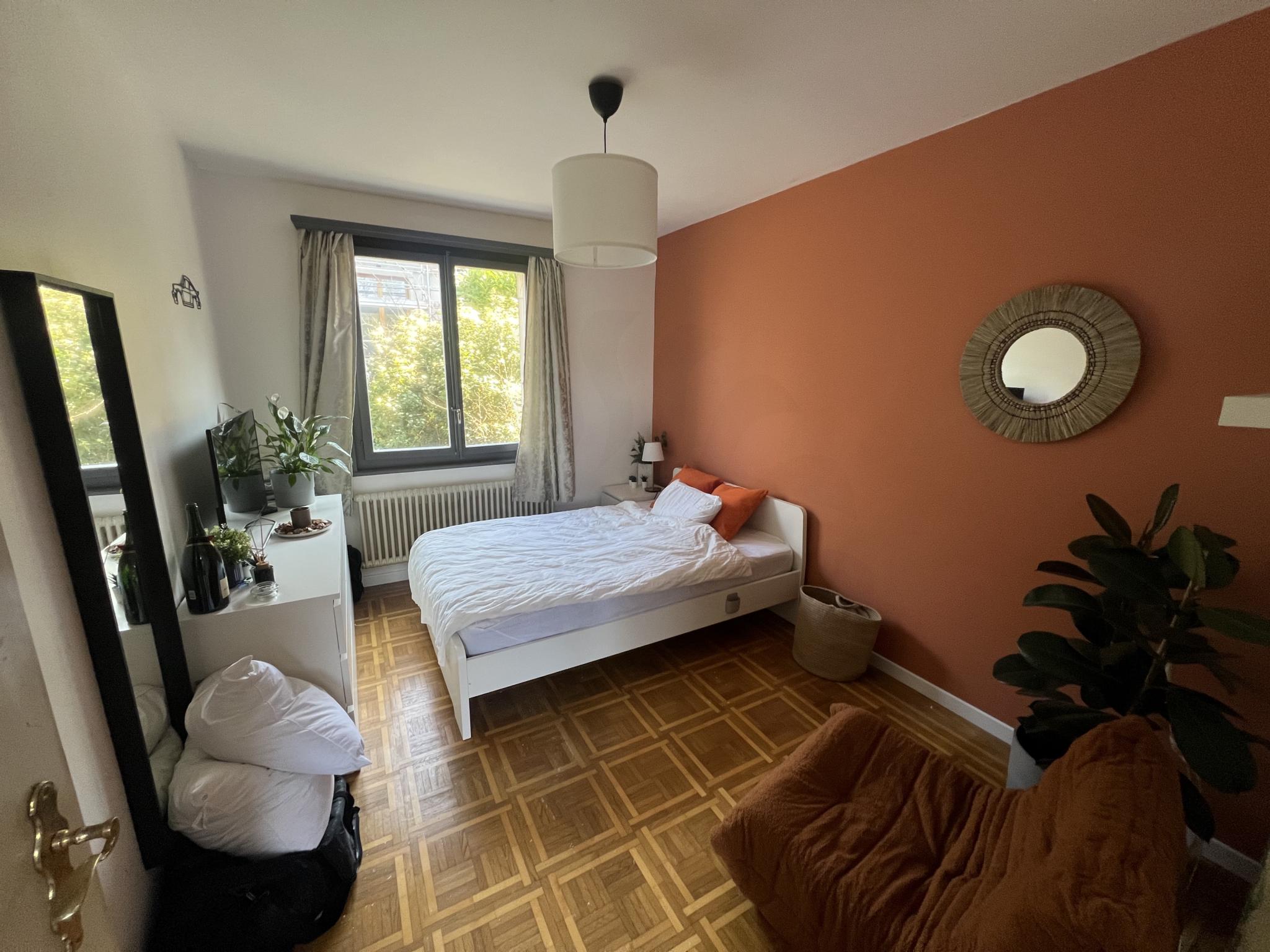 Gemütliches Schlafzimmer mit farbiger Akzentwand