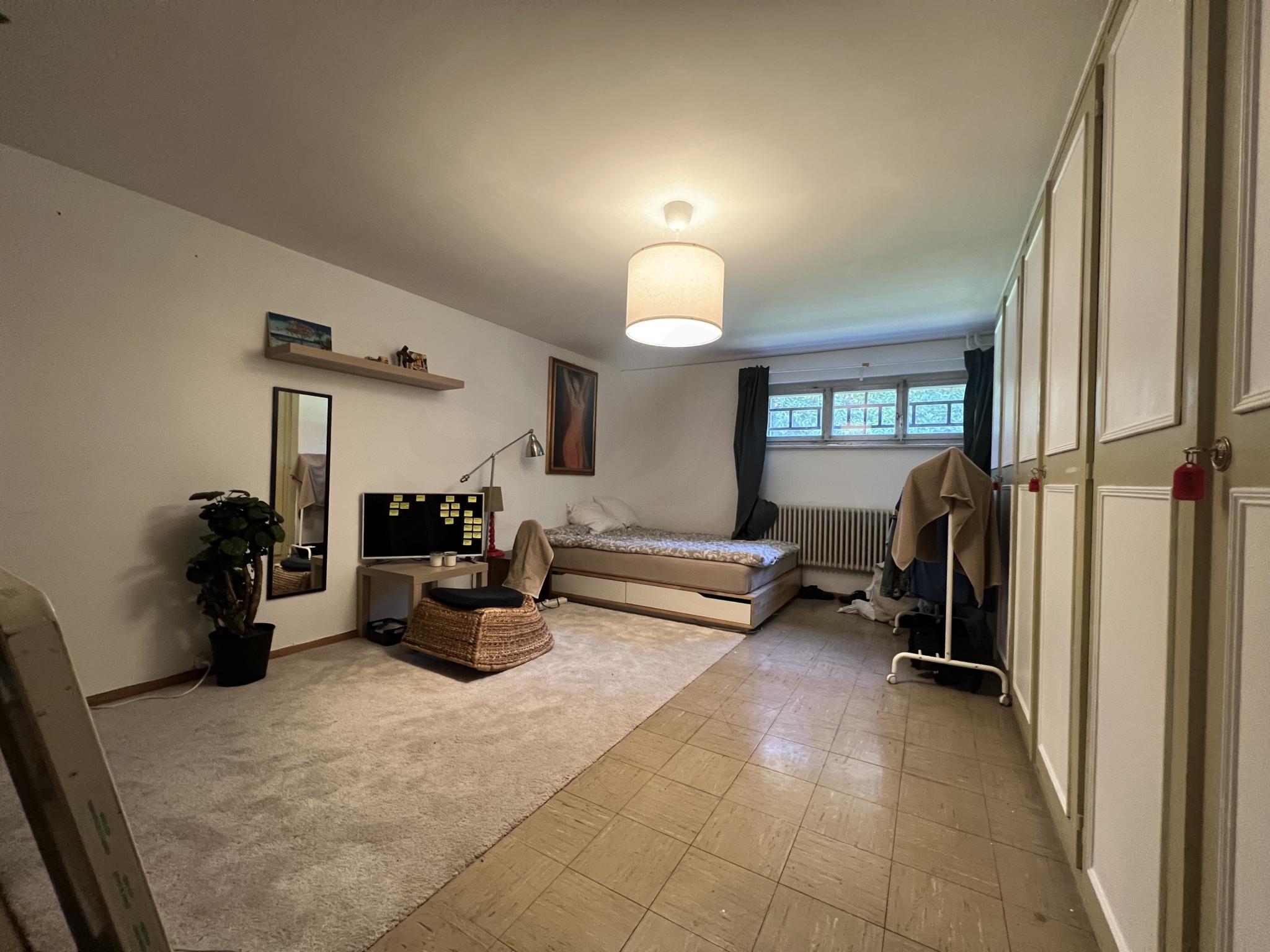 Schlafzimmer mit einfacher Möblierung