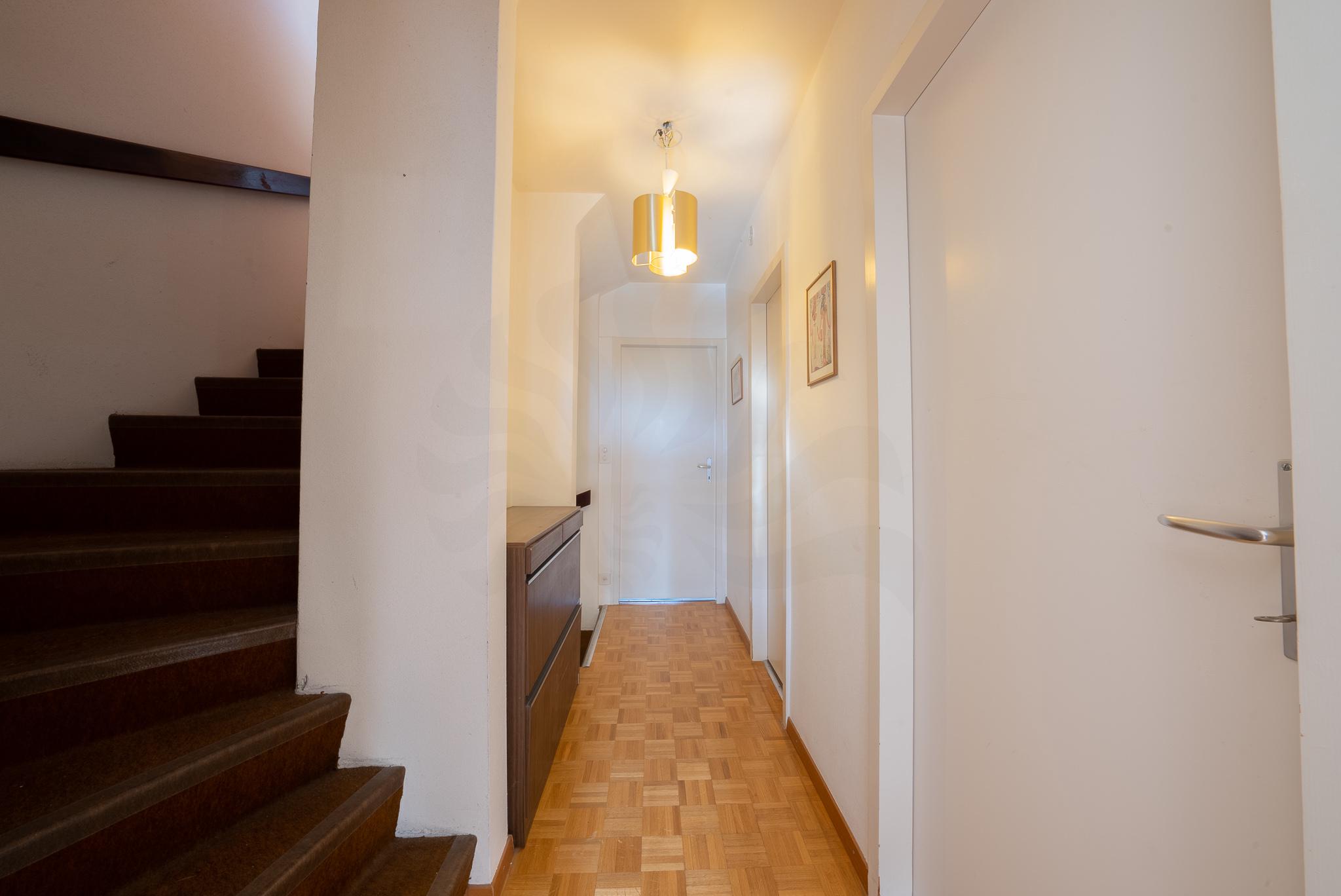 Flur mit Treppe und Eingangstür