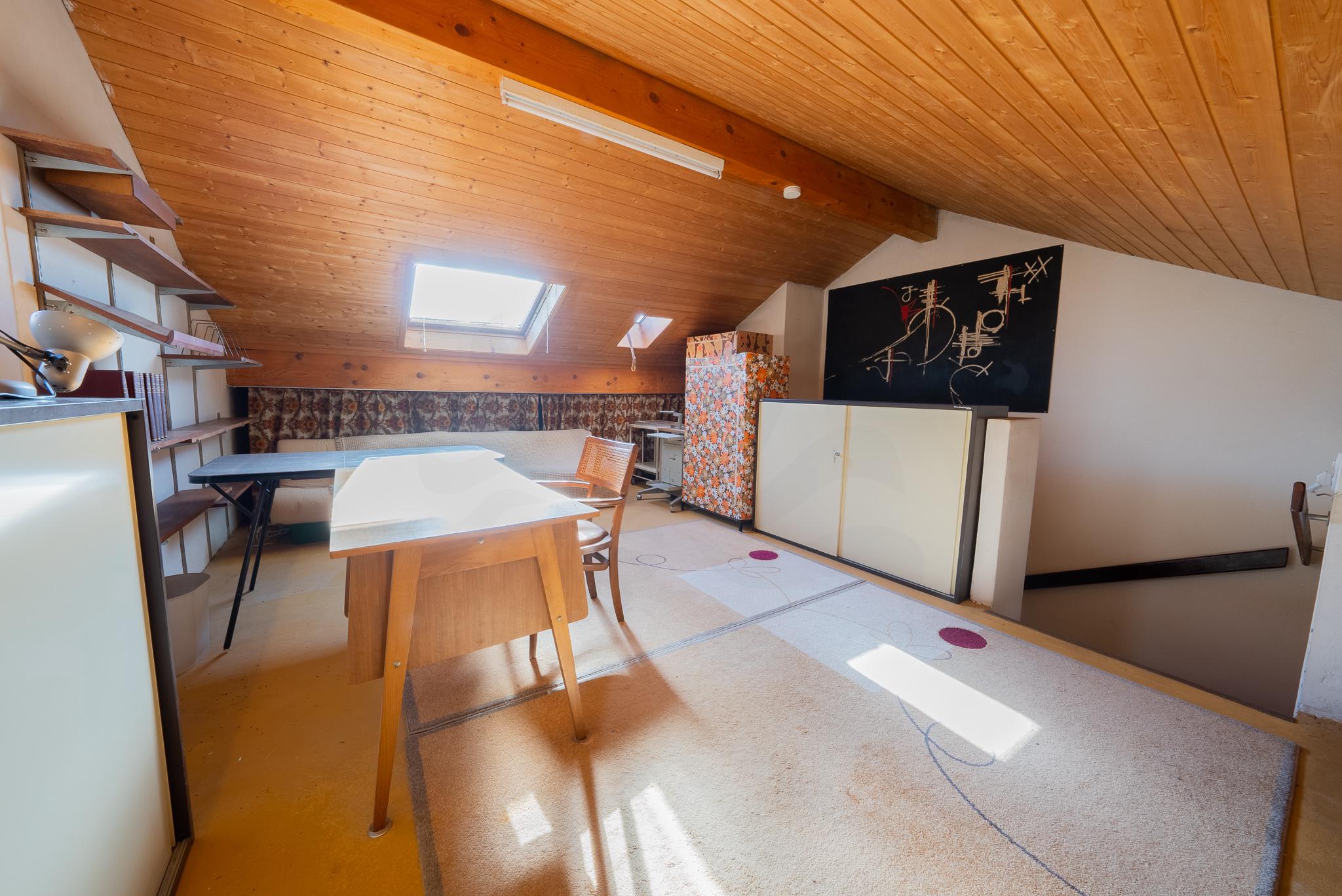 Ausgebauter Dachbodenraum mit Holzverkleidung