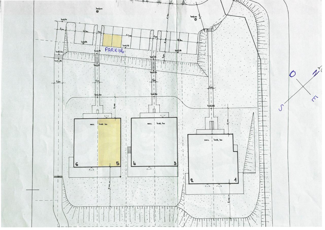 Lageplan mit mehreren Parkplätzen und Zufahrten