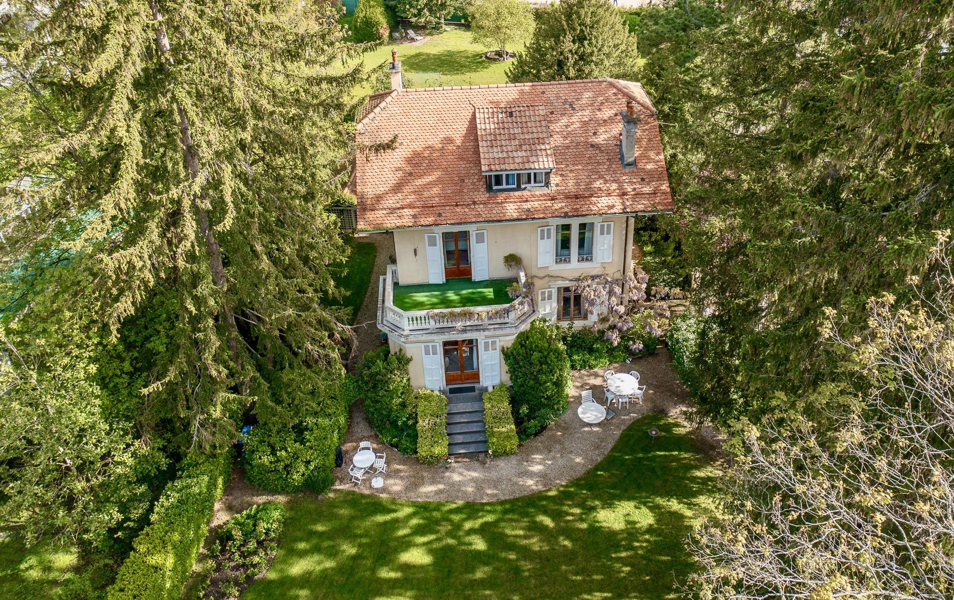 Luftaufnahme eines Hauses im Grünen