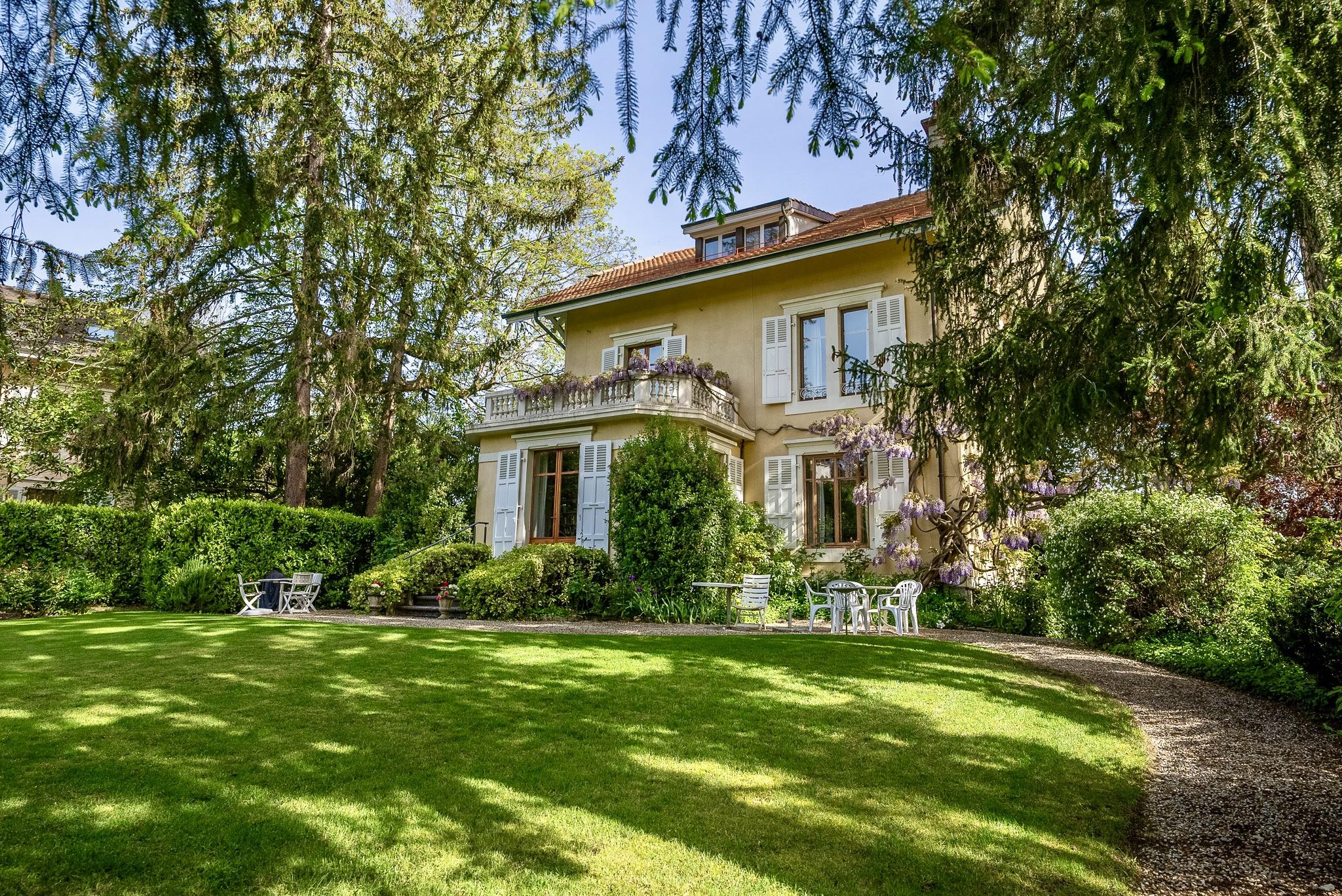 Klassische Villa mit gepflegtem Garten