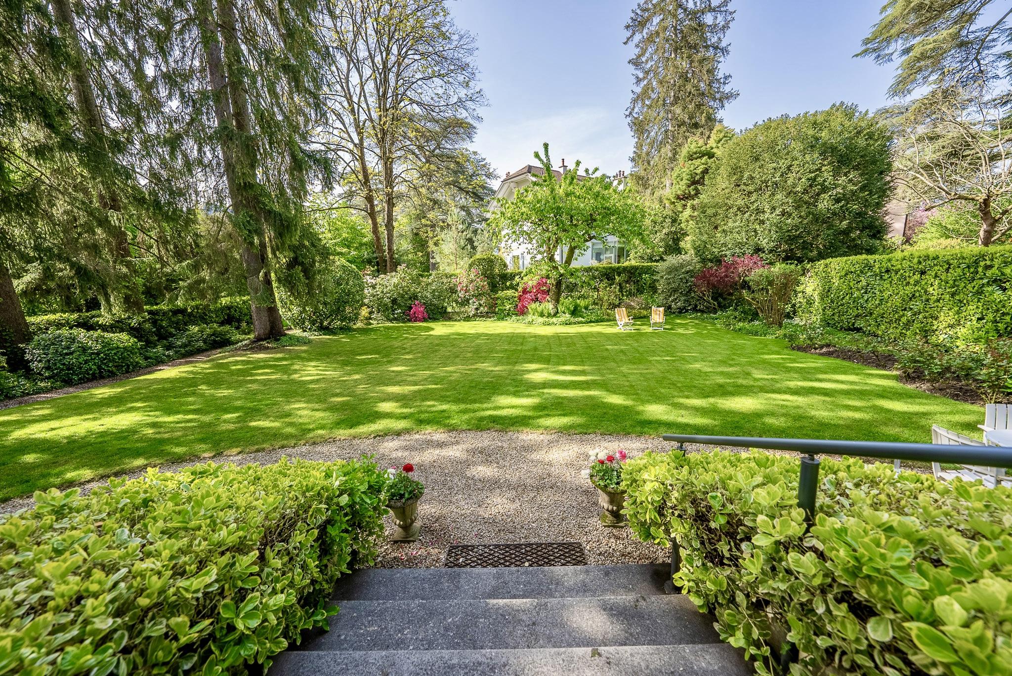 Großer gepflegter Garten mit Blick auf das Haus