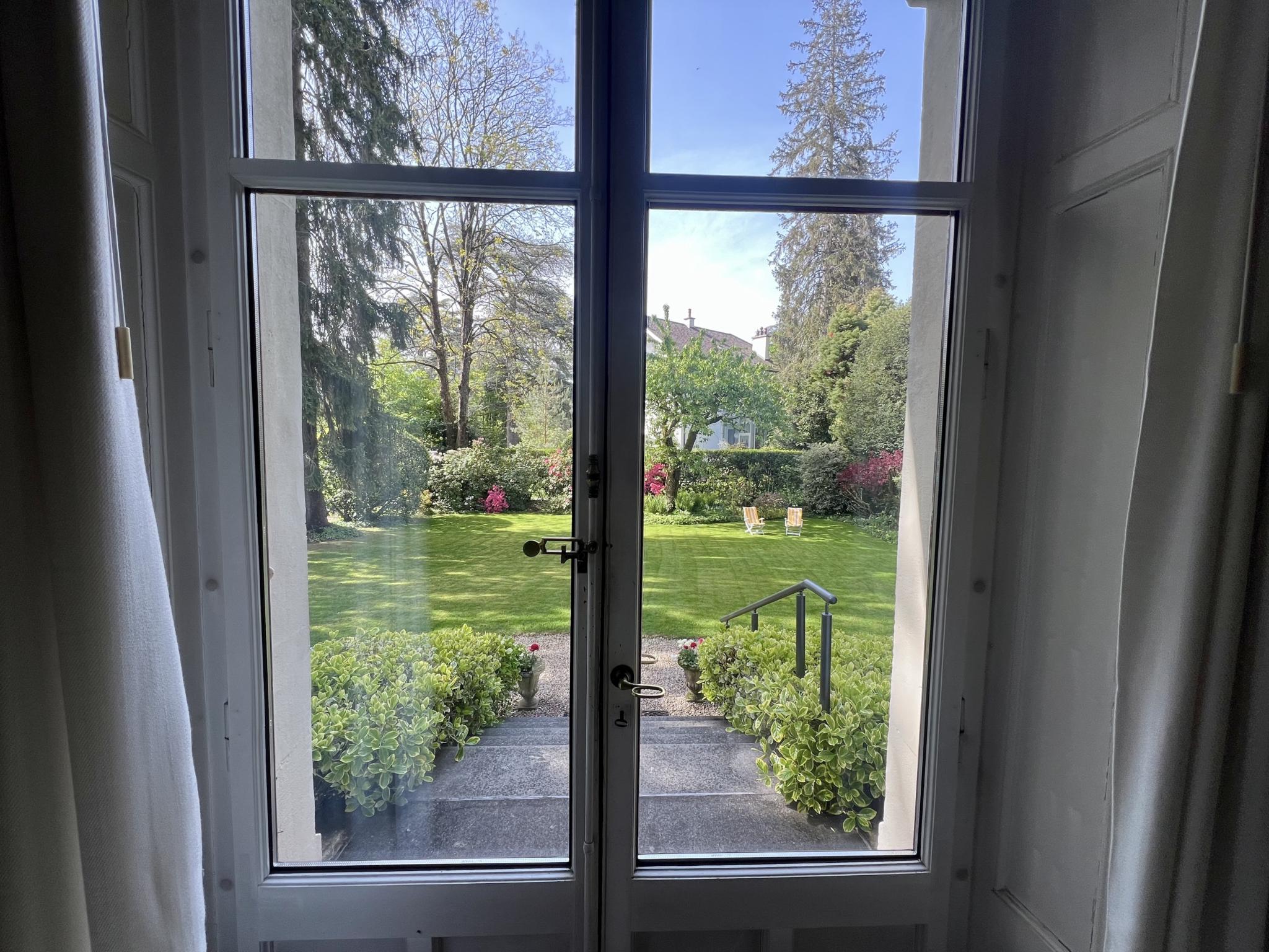 Blick in den Garten durch eine Flügeltür