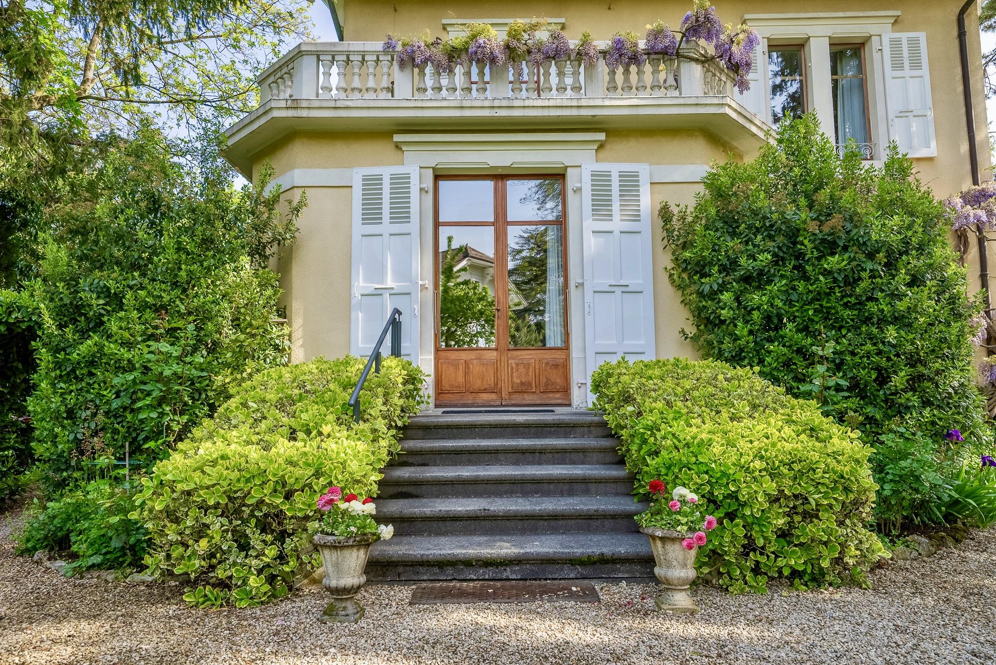 Eleganter Hauseingang mit Balkon