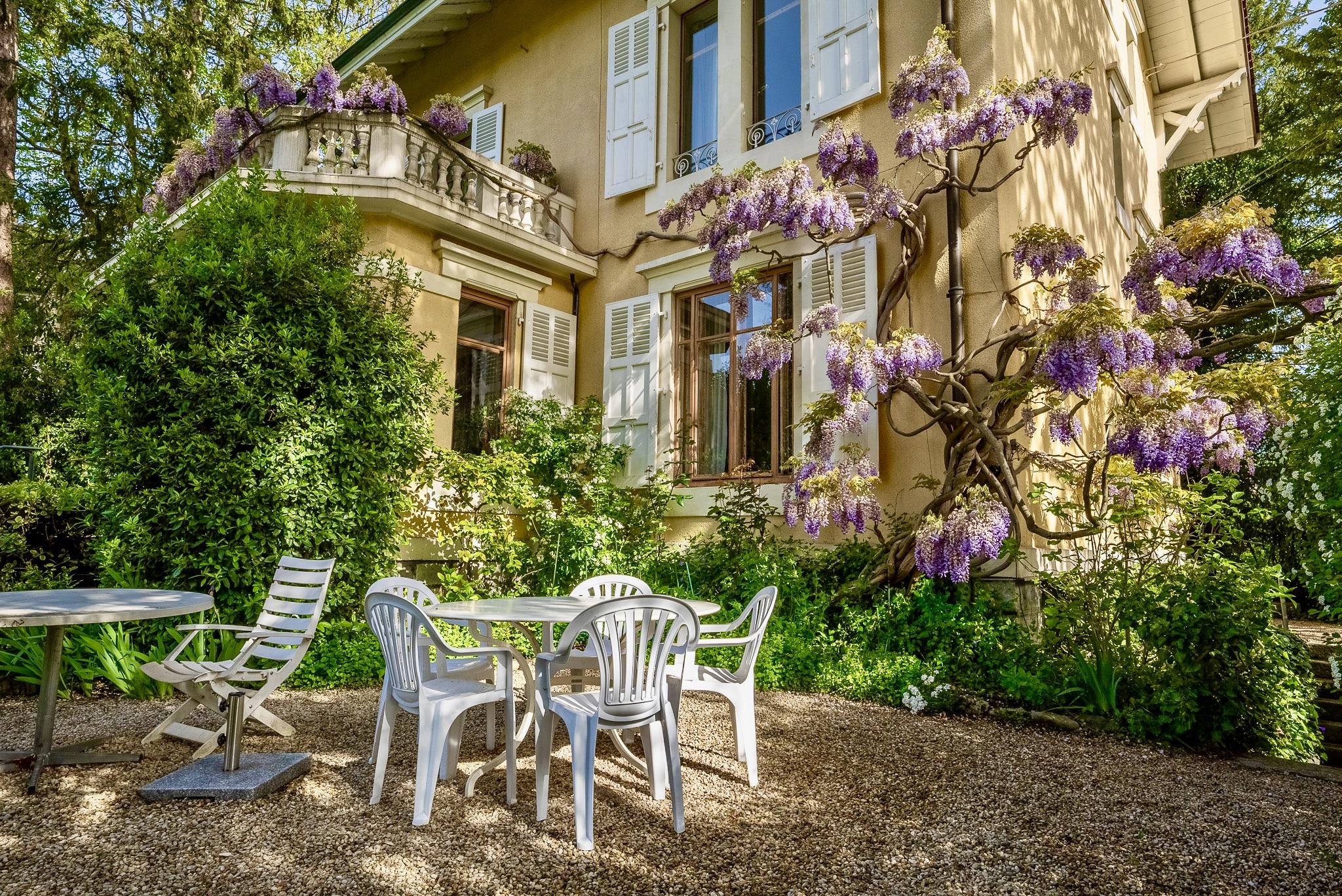Charmanter Garten vor mediterranem Haus