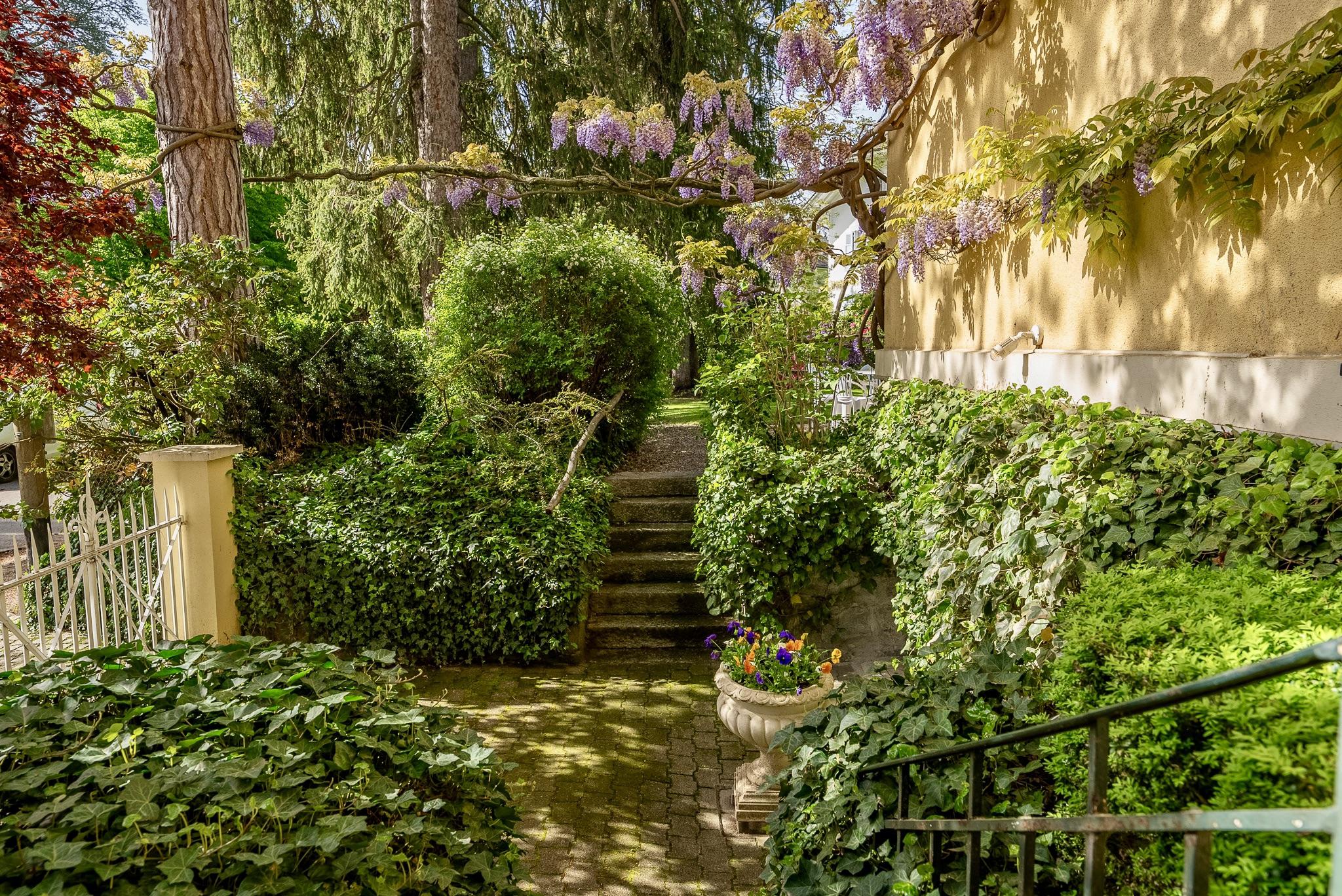 Üppiger Gartenweg mit Treppe