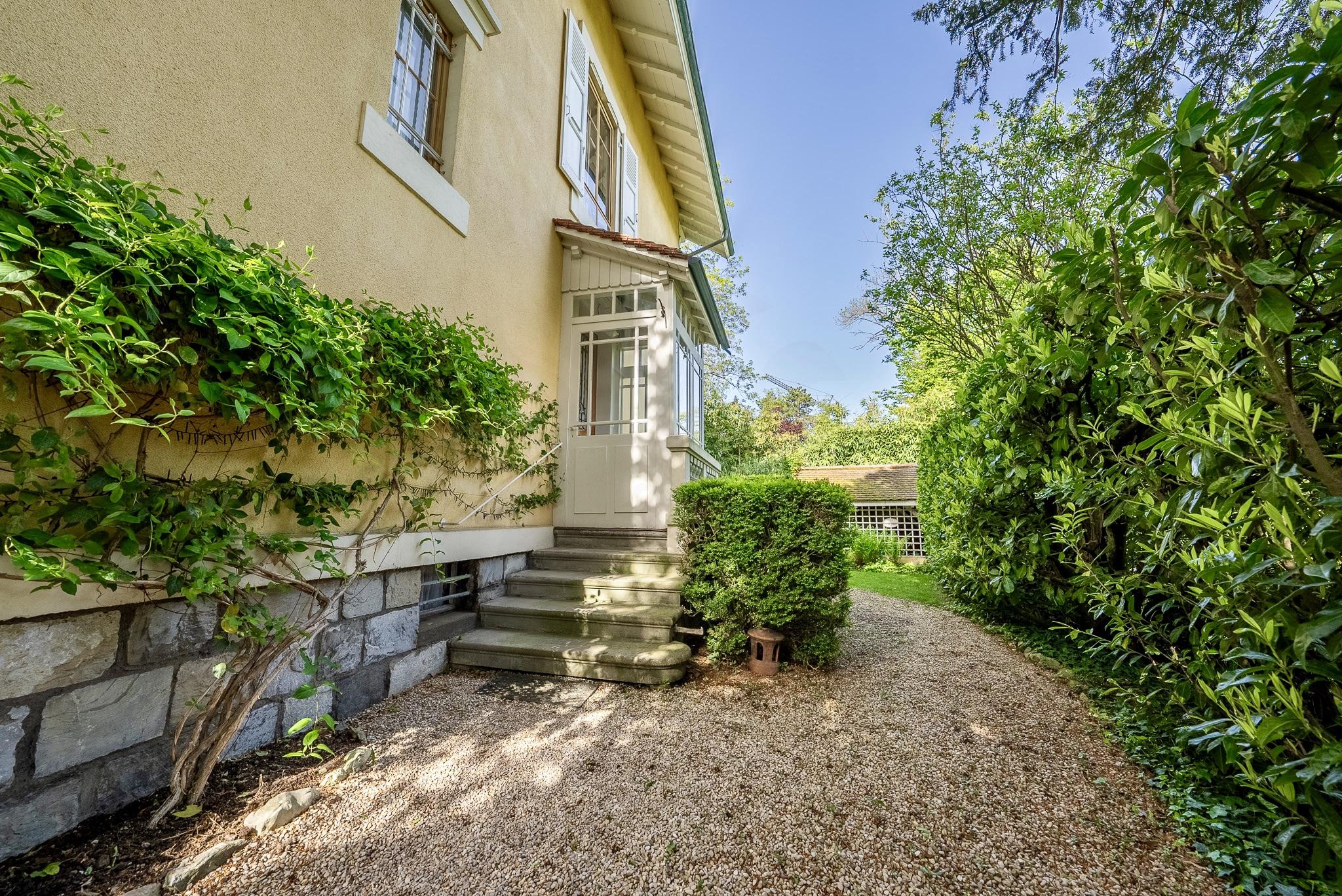 Hausansicht mit Gartenweg