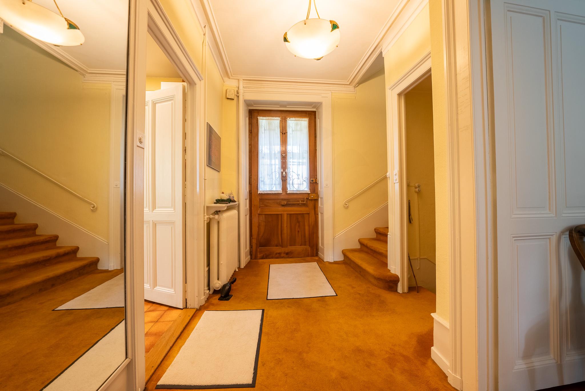Eleganter Eingangsflur mit Treppe