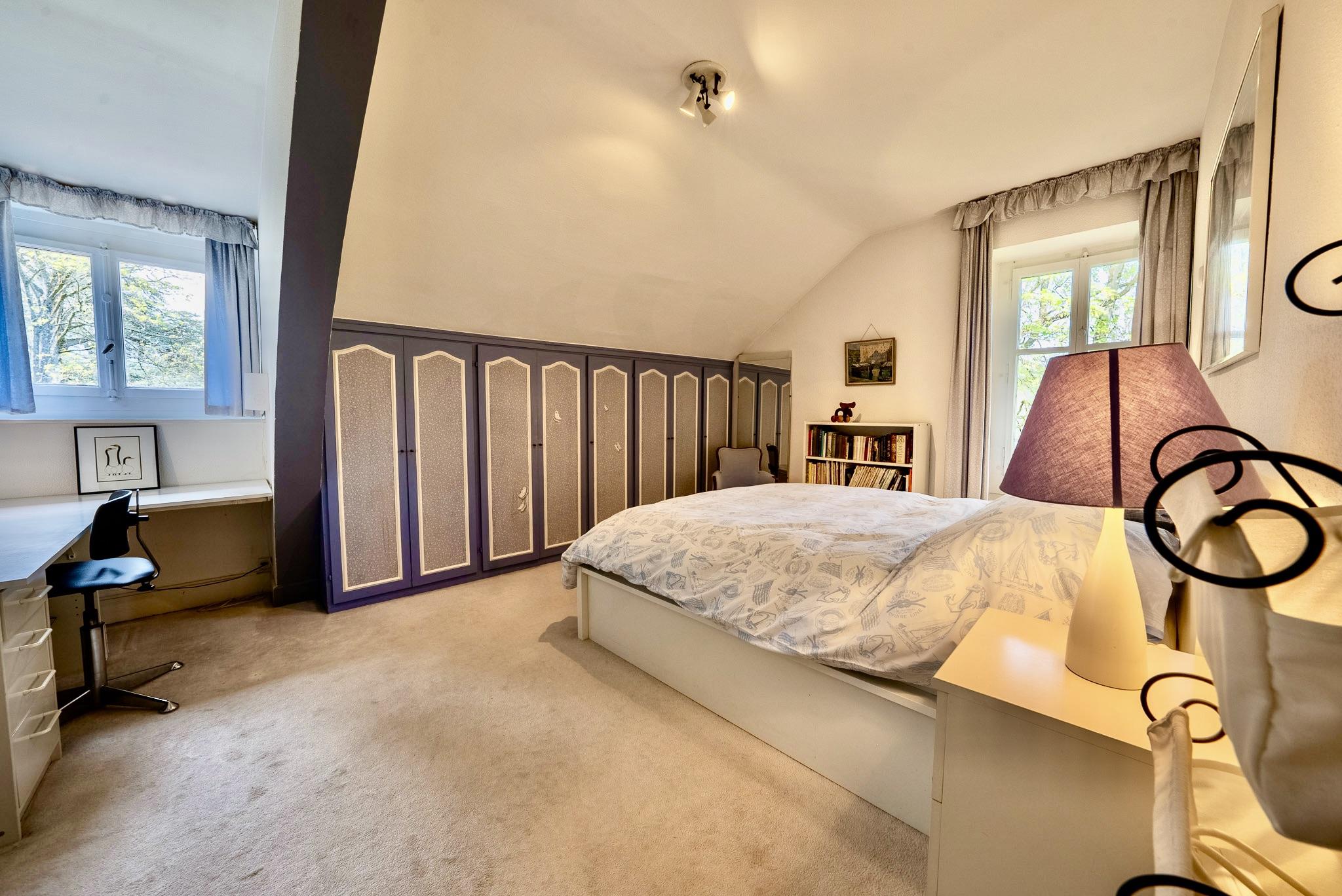 Gemütliches Dachgeschoss-Schlafzimmer mit Einbauschränken