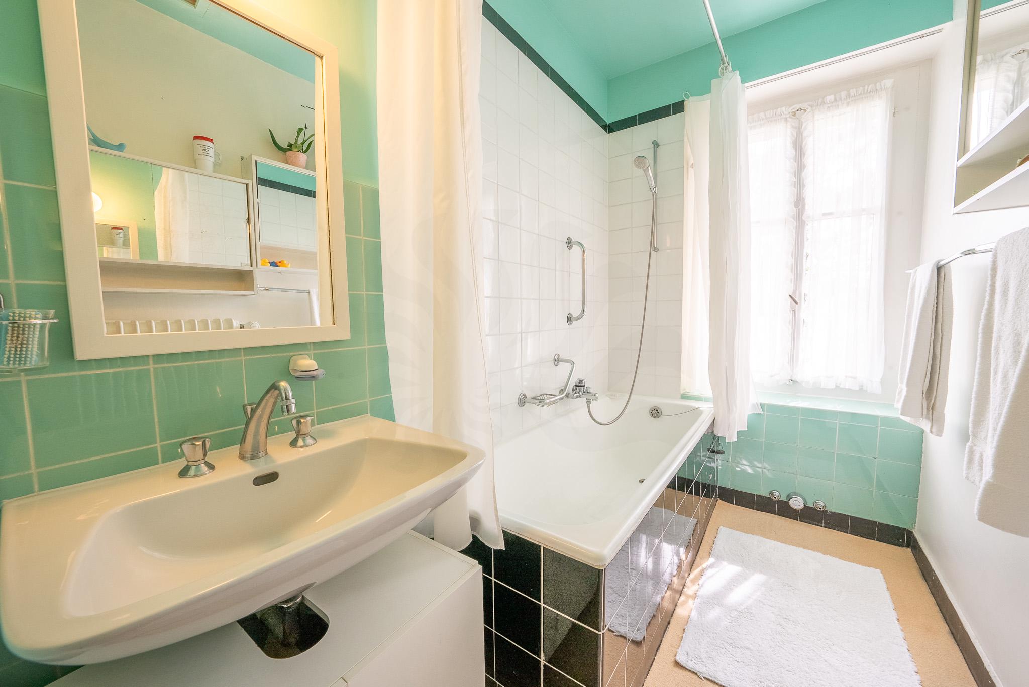 Badezimmer mit Badewanne und Waschbecken