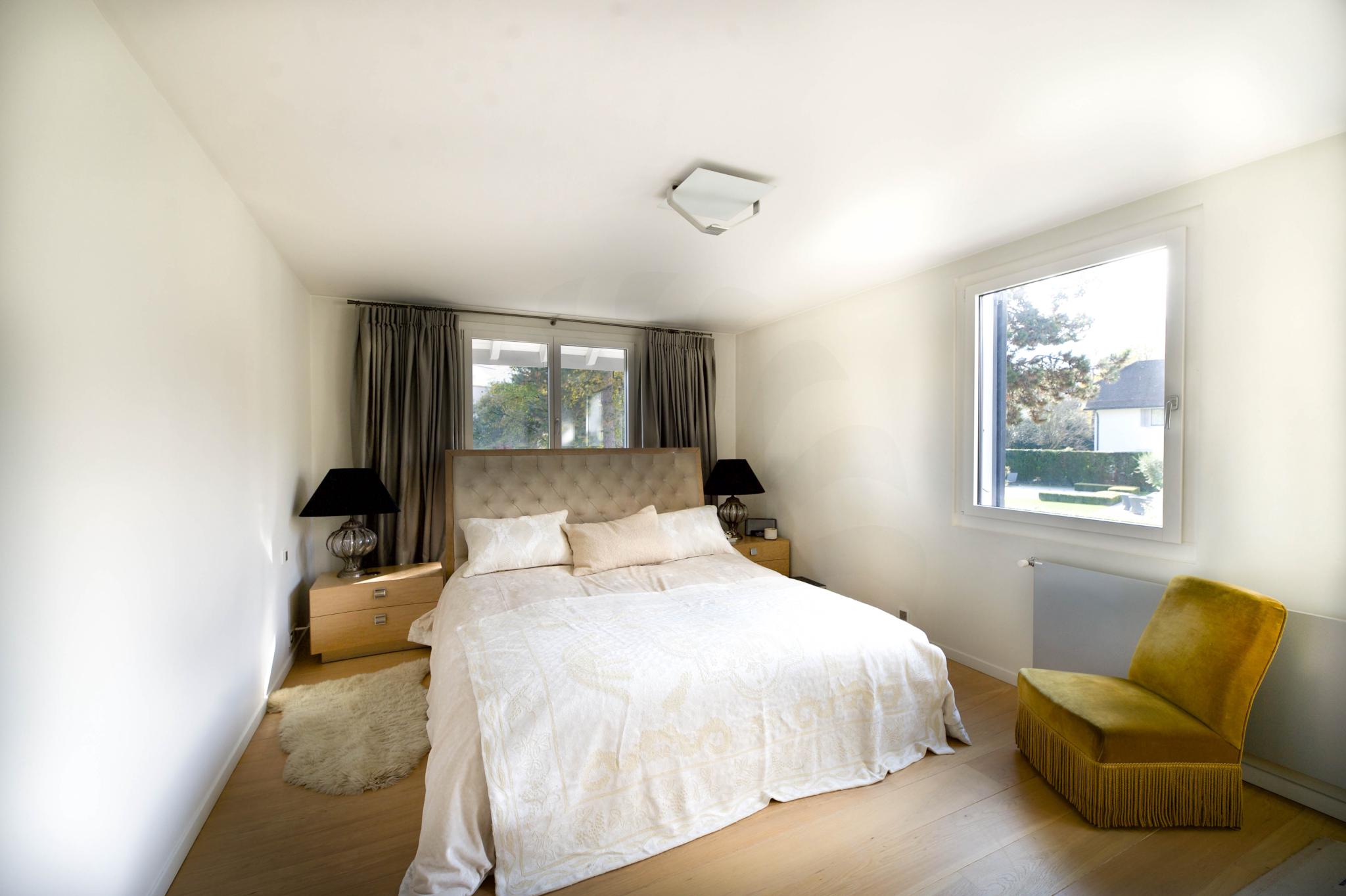 Helles Schlafzimmer mit Doppelbett