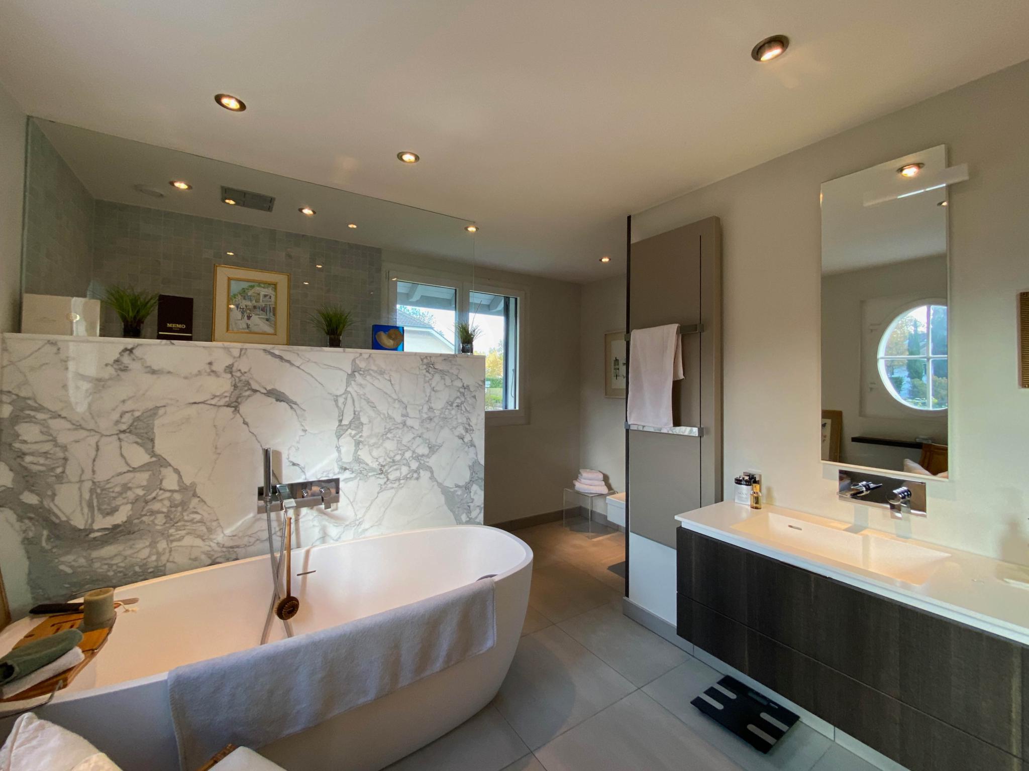 Modernes Badezimmer mit freistehender Wanne und Doppelwaschtisch