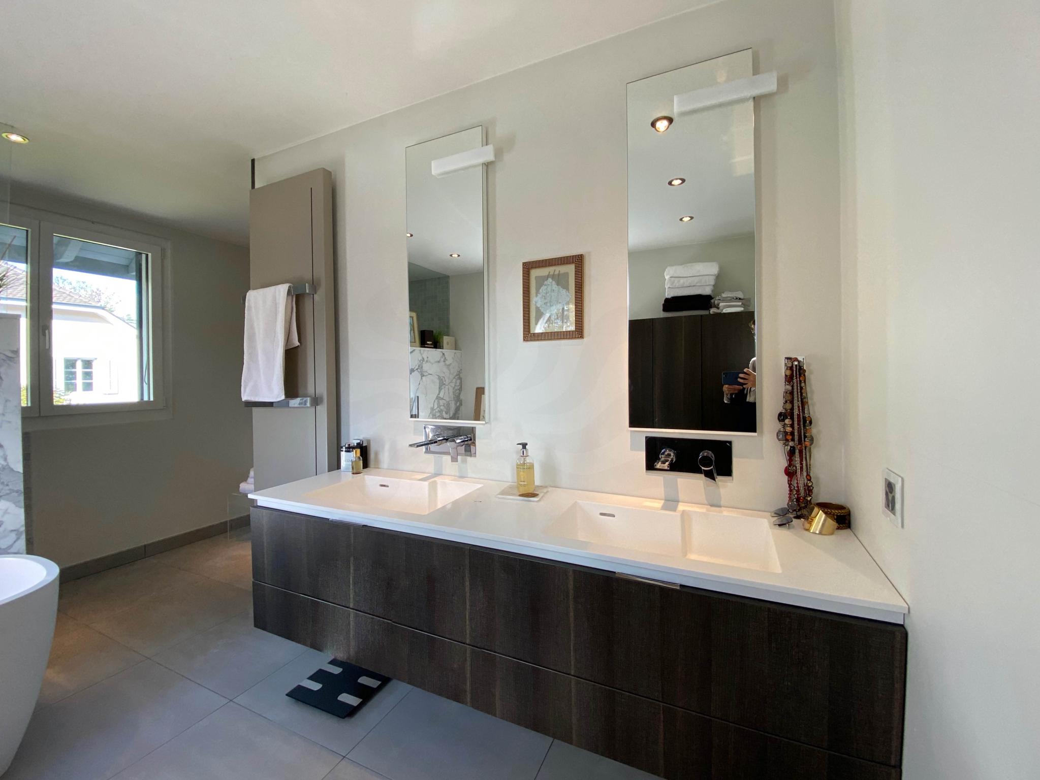 Modernes Badezimmer mit Doppelwaschtisch und Spiegeln