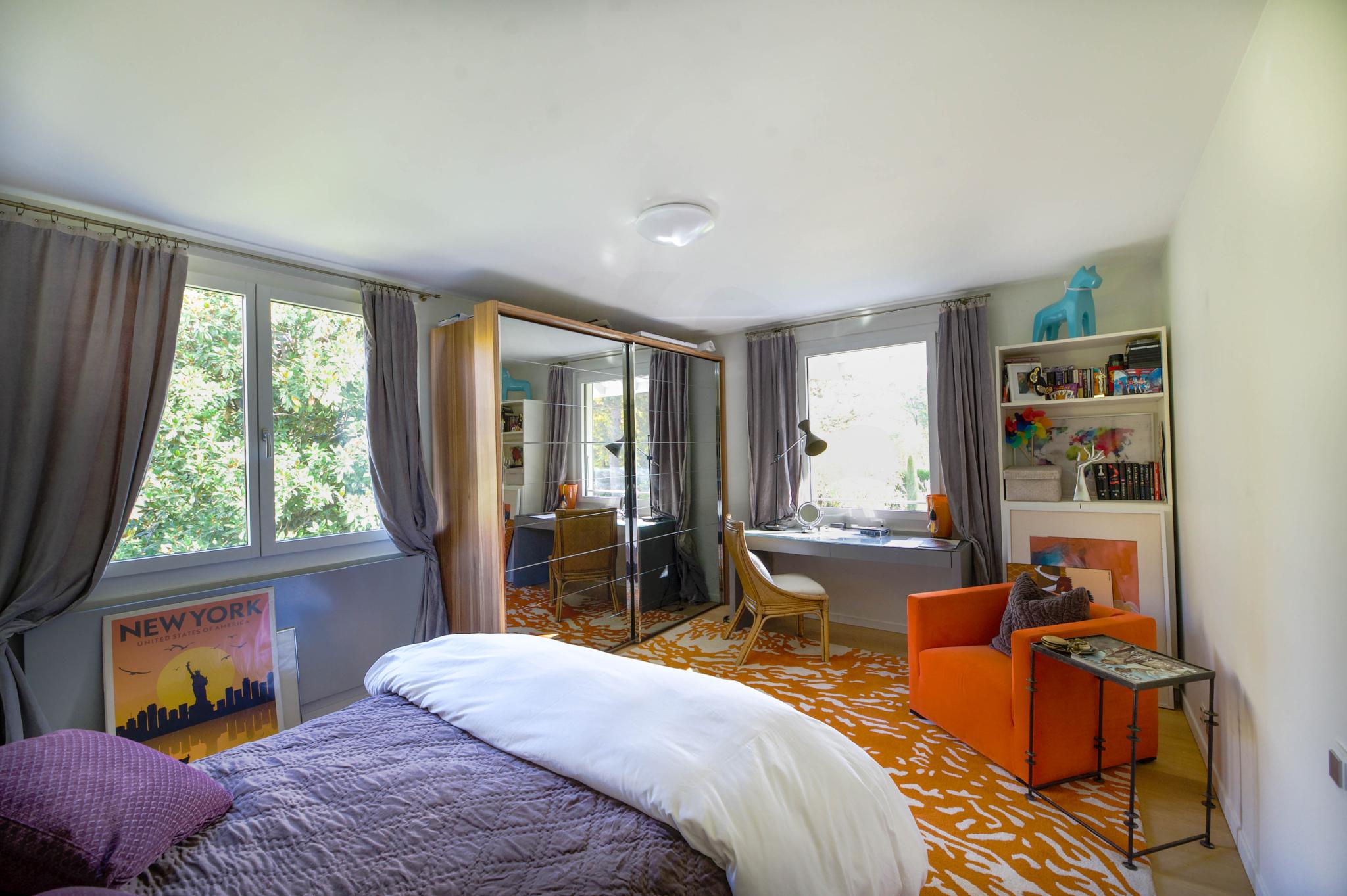 Schlafzimmer mit Arbeitsbereich