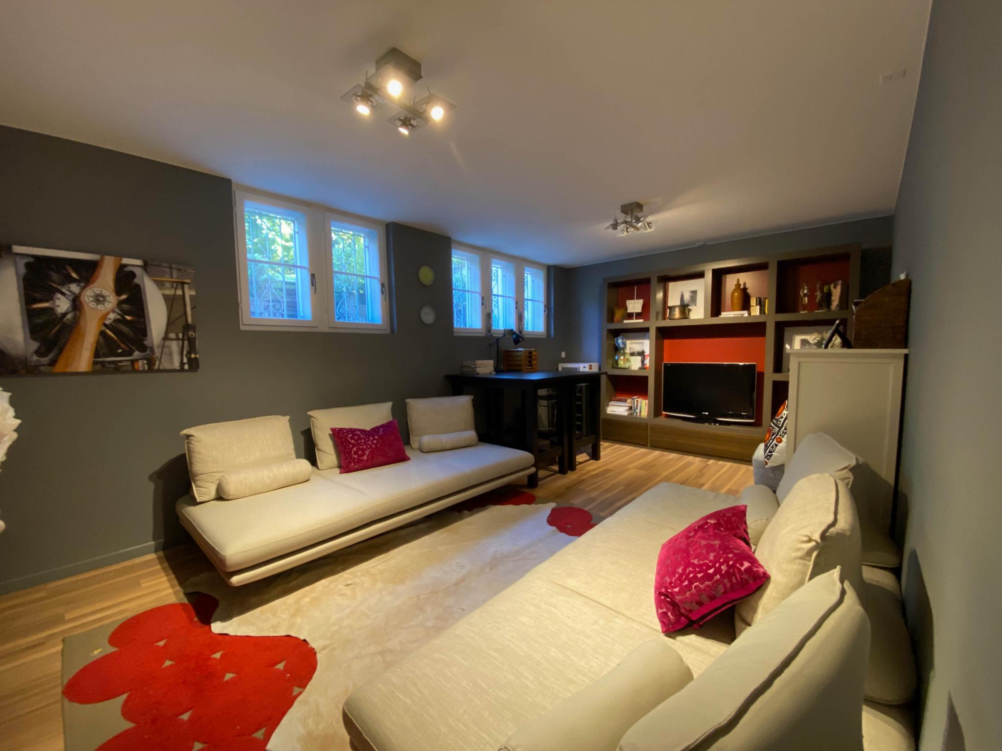 Modernes Wohnzimmer mit Sitzbereich und Einbauten
