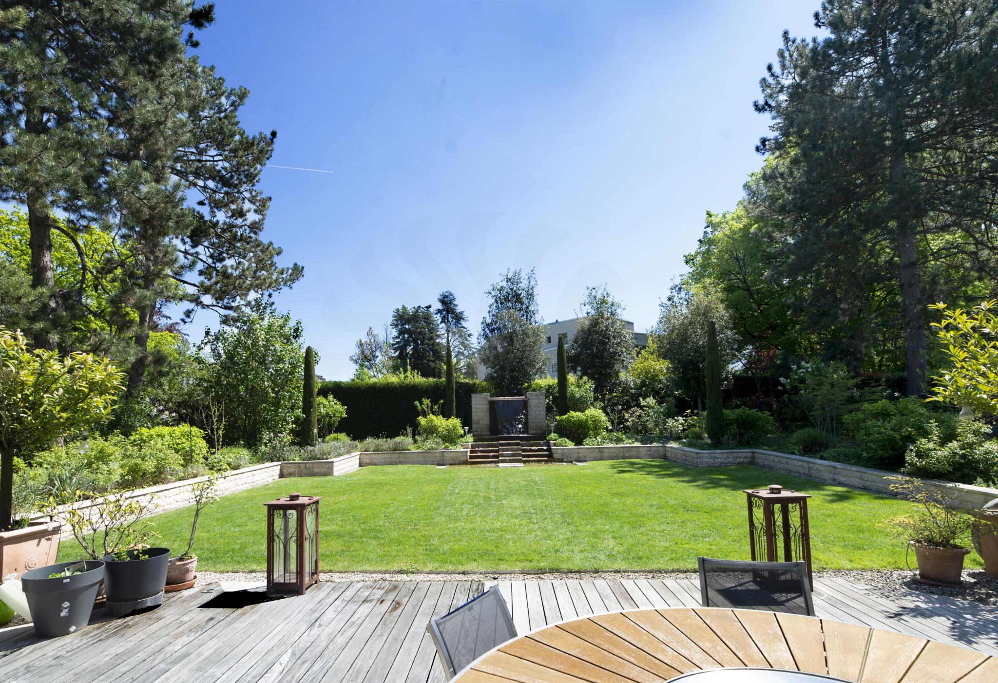 Großer Garten mit Terrasse
