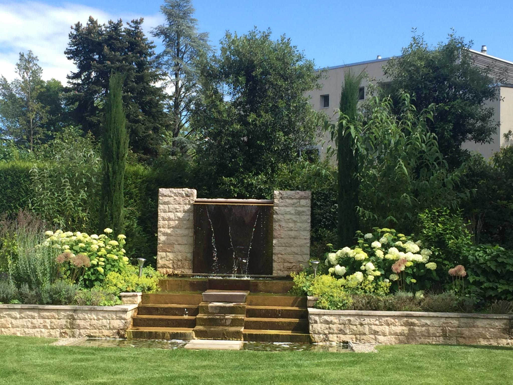 Gepflegter Garten mit Wasserbecken