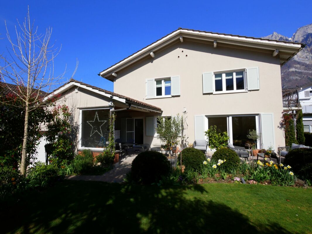 Freistehendes Einfamilienhaus mit Garten