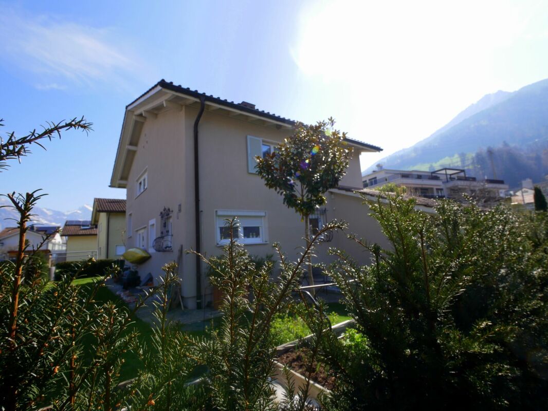 Einfamilienhaus mit Garten und Bergkulisse