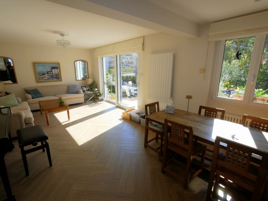 Helles Wohnzimmer mit Essbereich und Gartenzugang